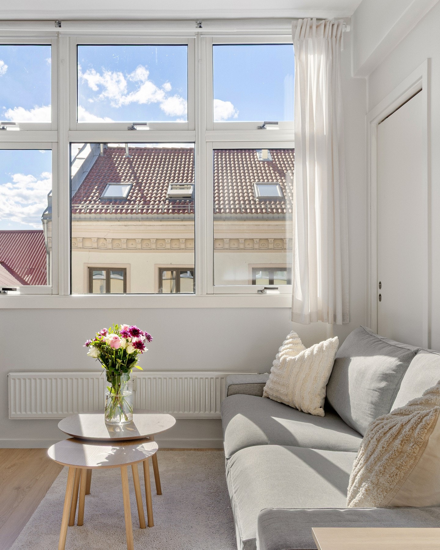 I stuen er det fin plass til sofa, salongbord og tilhørende mediemøblement. Galleribilde