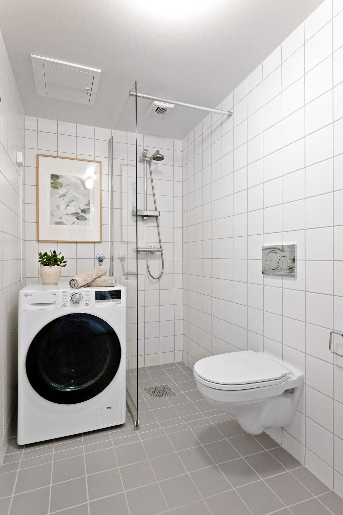 Badet har vegghengt toalett, dusjhjørne og opplegg for vaskemaskin. Galleribilde