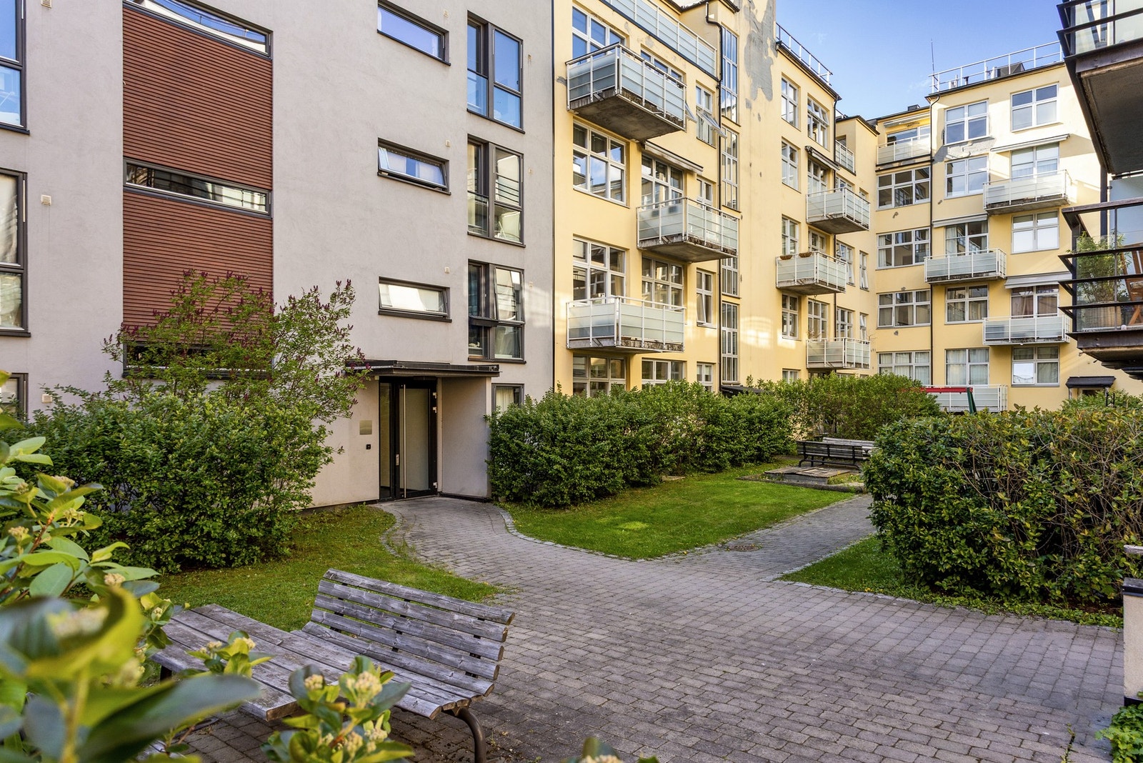 Bakgården er pent opparbeidet med lekeplass og sittegrupper. Galleribilde