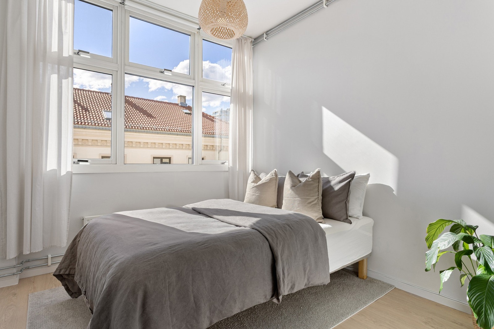Soverommet har inngang fra mellomgang og stue via plassbesparende skyvedører. Galleribilde