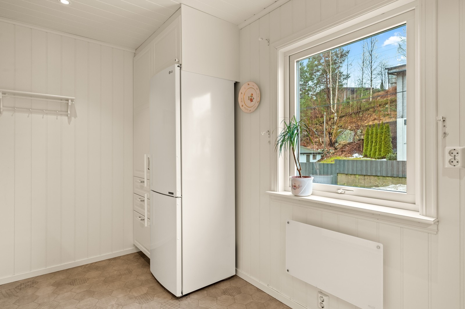 Kjøkkenet er utstyrt med stekeovn, mikrobølgeovn og platetopp. Kjøkkenventilator har avtrekk ut. Galleribilde