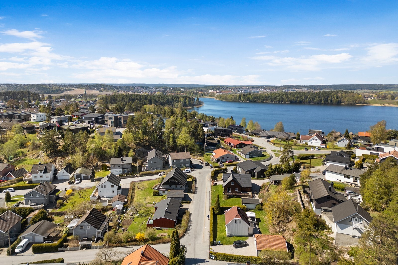 Nærhet til flere skoler og barnehager, som Kurland barneskole og Lande Gård barnehage. Galleribilde