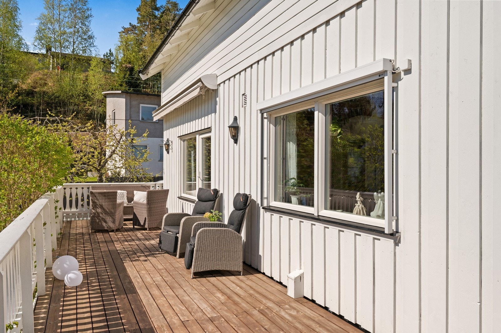 Verandaen er på ca. 34 m² og har god plass til flere sittegrupper. Galleribilde