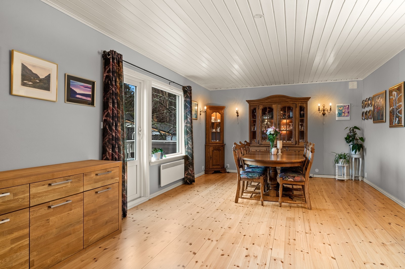 Spisestuen har god plass til langbord og direkte utgang til en stor veranda. Galleribilde