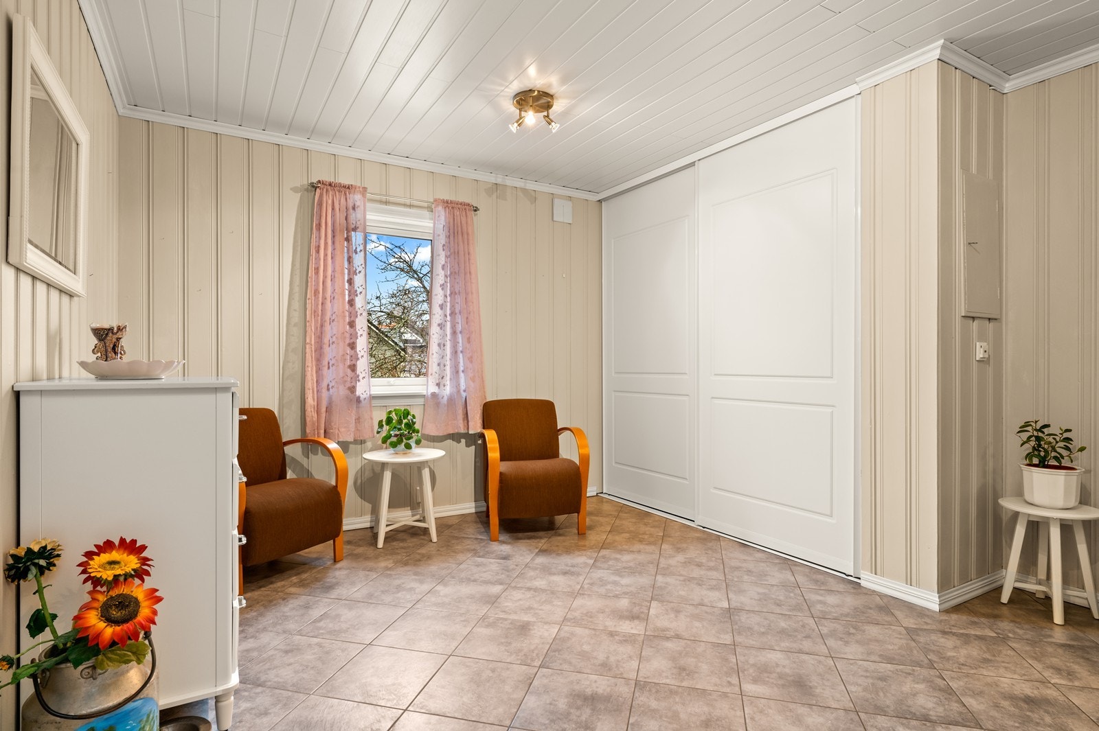 Hallen er utvidet fra den opprinnelige planløsningen og gir god plass til oppbevaring. Galleribilde