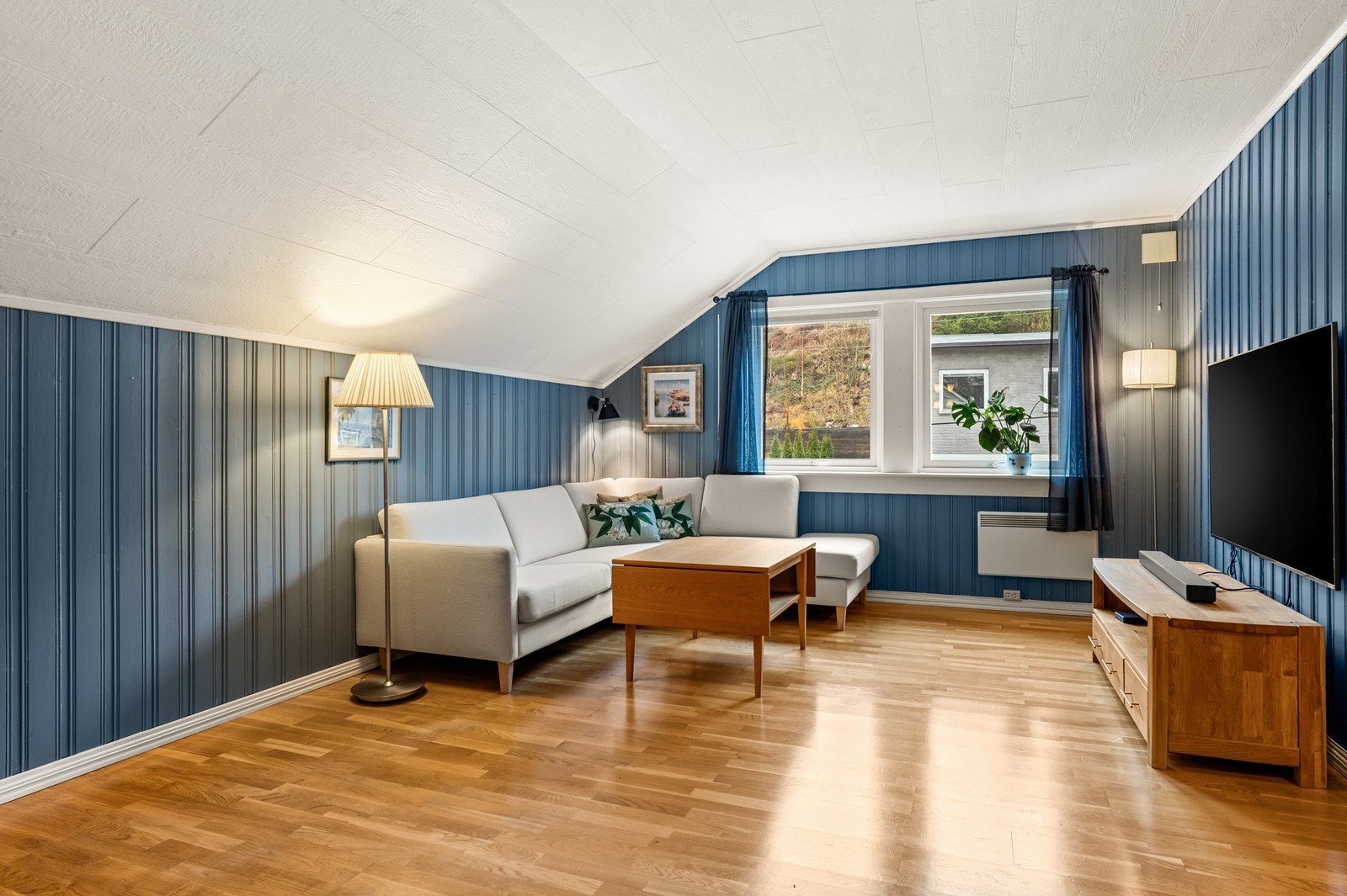 En sosial og anvendelig loftstue med plass til sofagruppe og TV-krok. Galleribilde