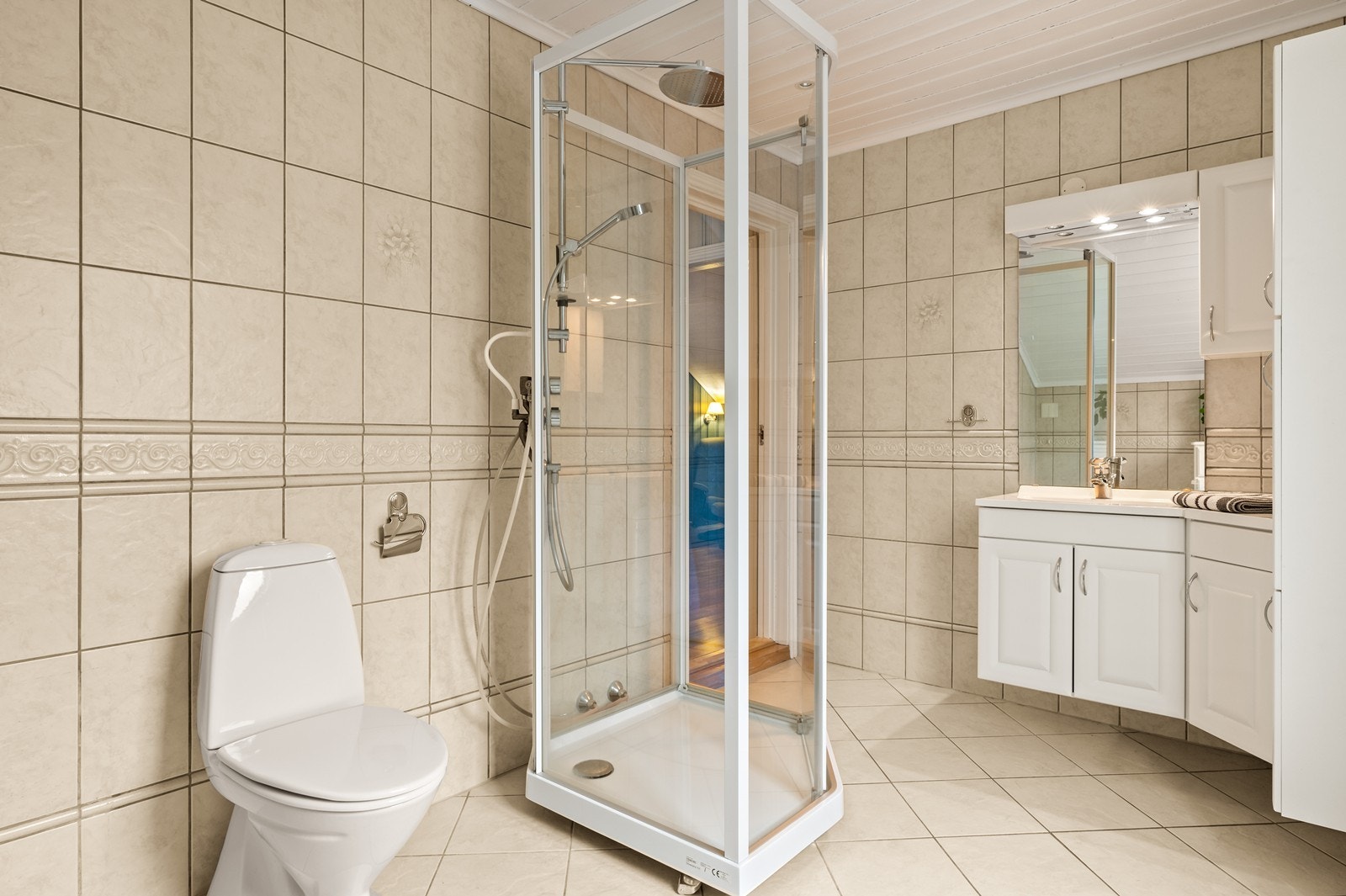 Badet er fra ca. 2001 og har innredning med nedfelt servant og god skapplass. Galleribilde