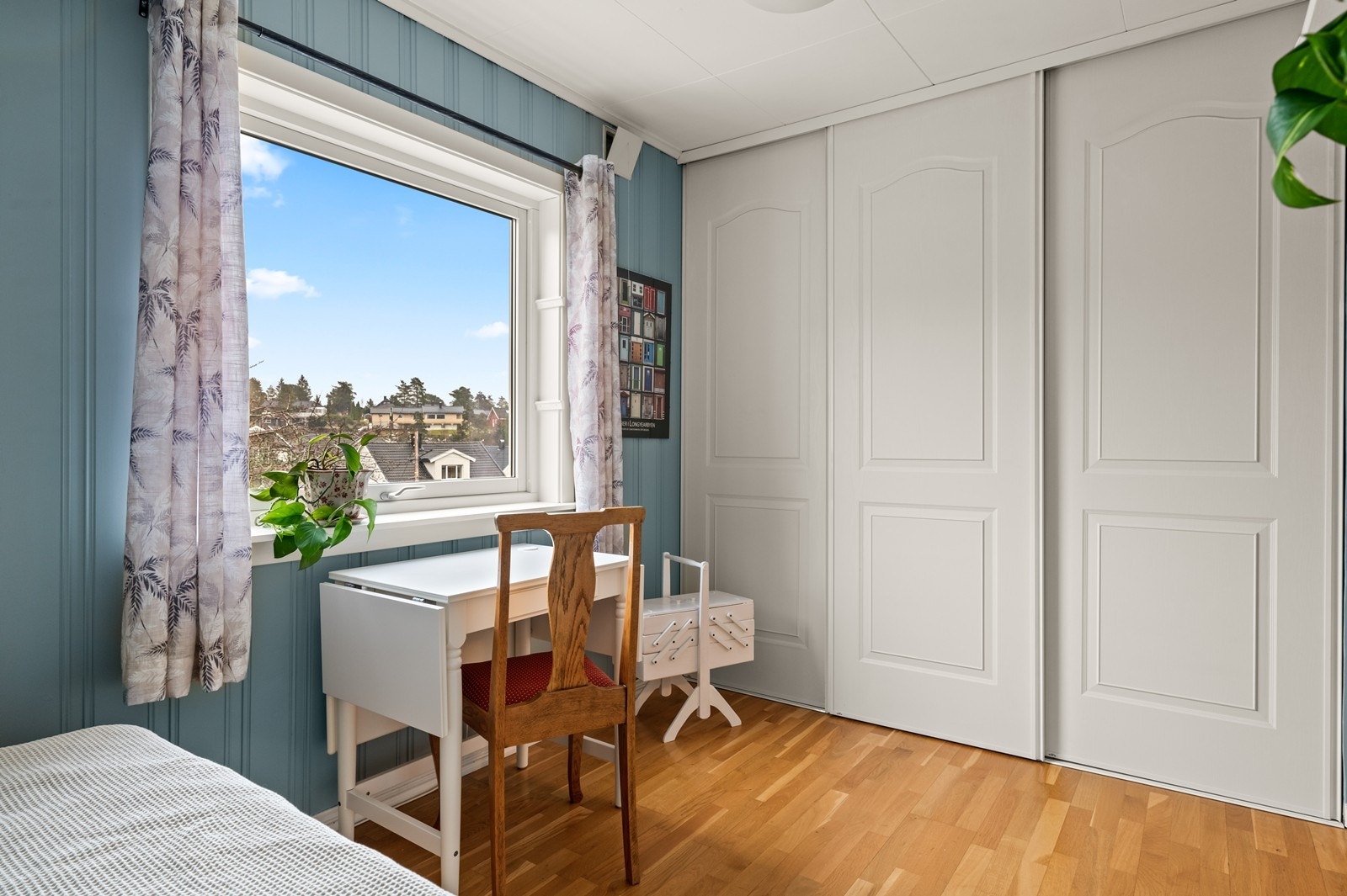 Det andre soverommet i etasjen har også plassbygget garderobe. Galleribilde