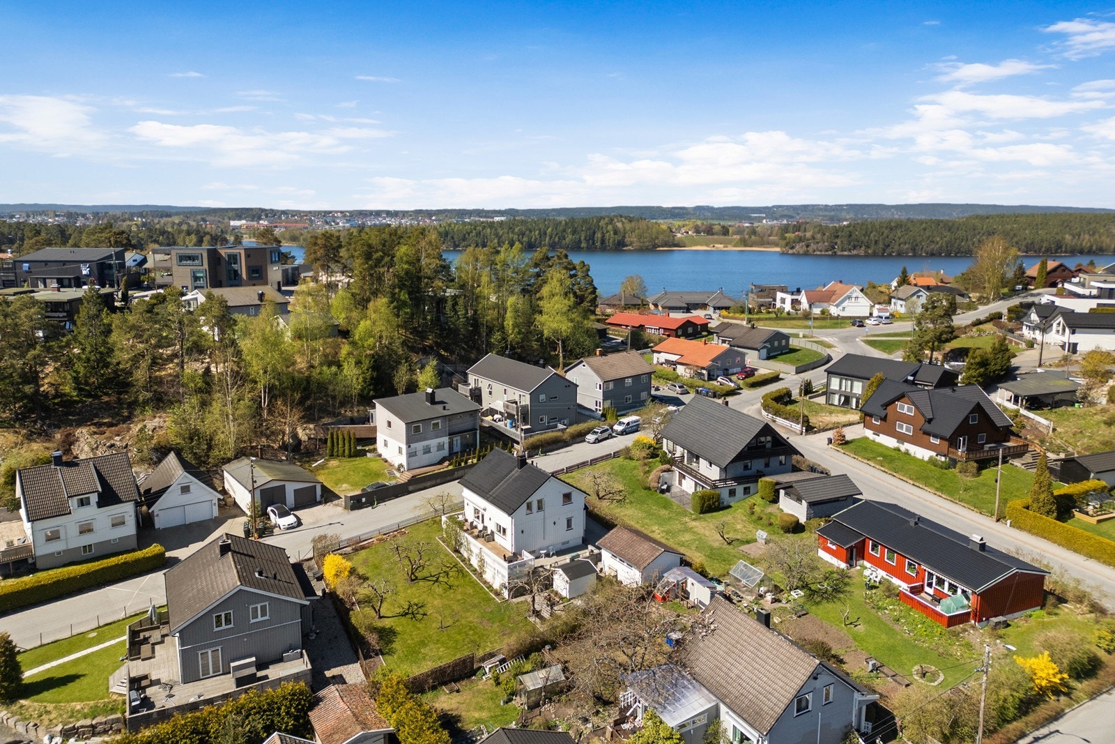 Oversikt over nabolaget, som hovedsakelig består av eneboliger. Galleribilde