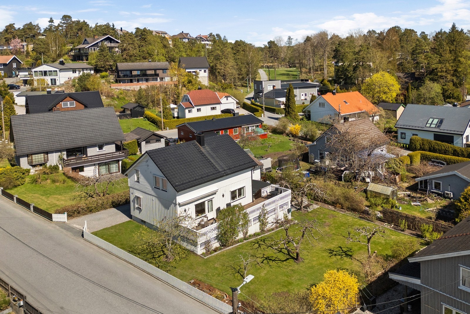 Boligen ligger i et etablert og rolig boligområde på Øvre Lande. Galleribilde