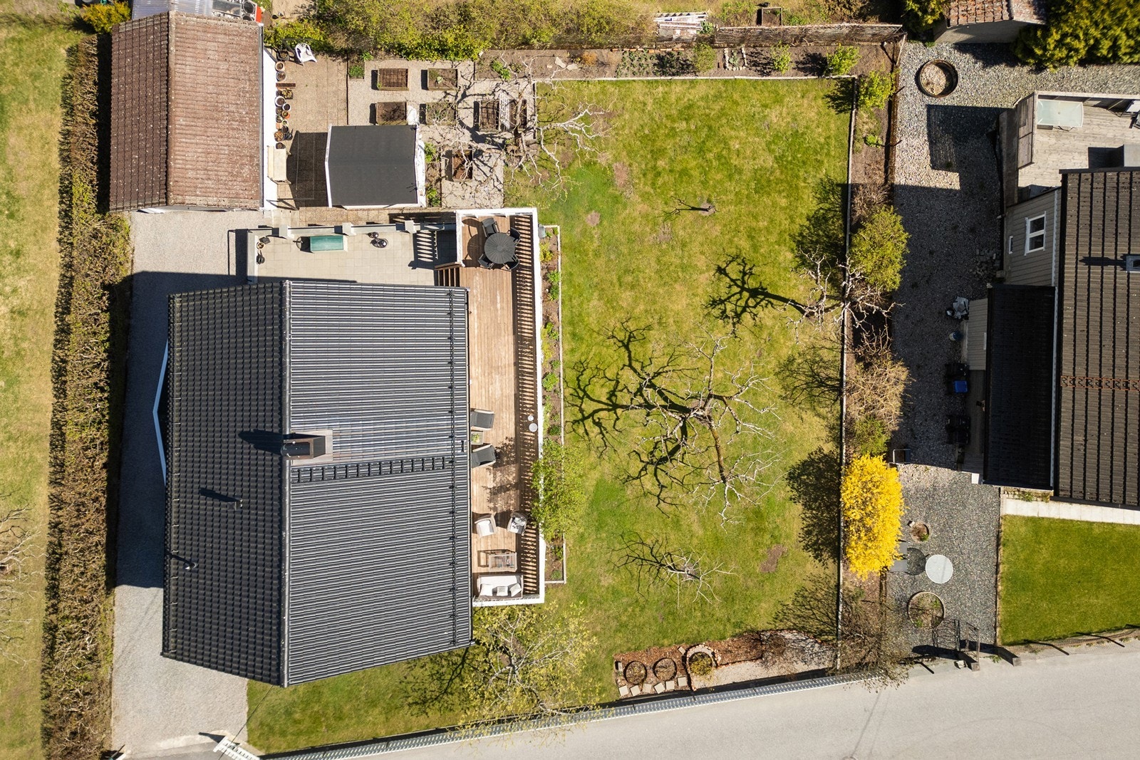 Tomten sett ovenfra, med oversikt over hus, garasje, bod og hage. Galleribilde