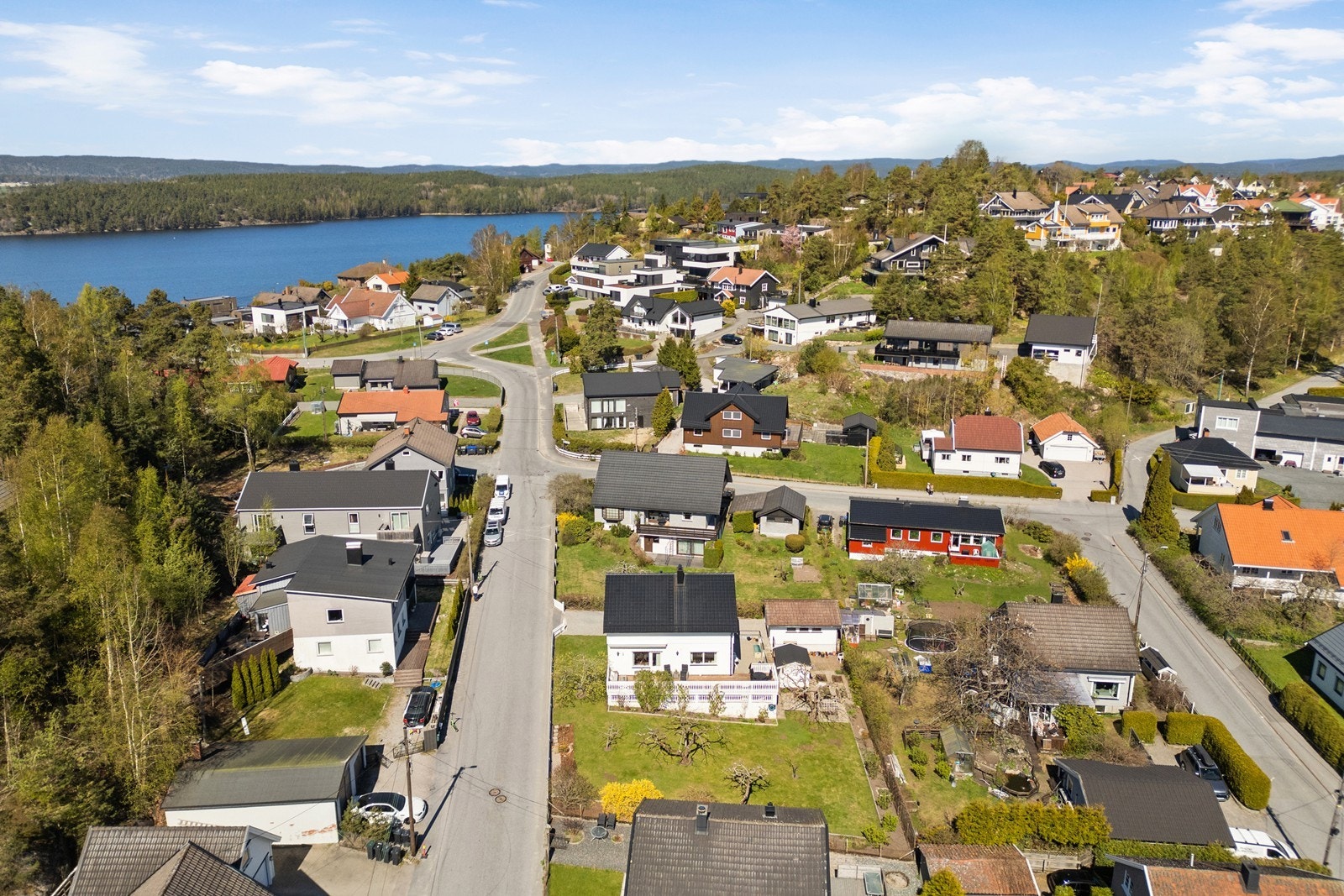 Fra eiendommen er det kort vei til bussholdeplass. Galleribilde