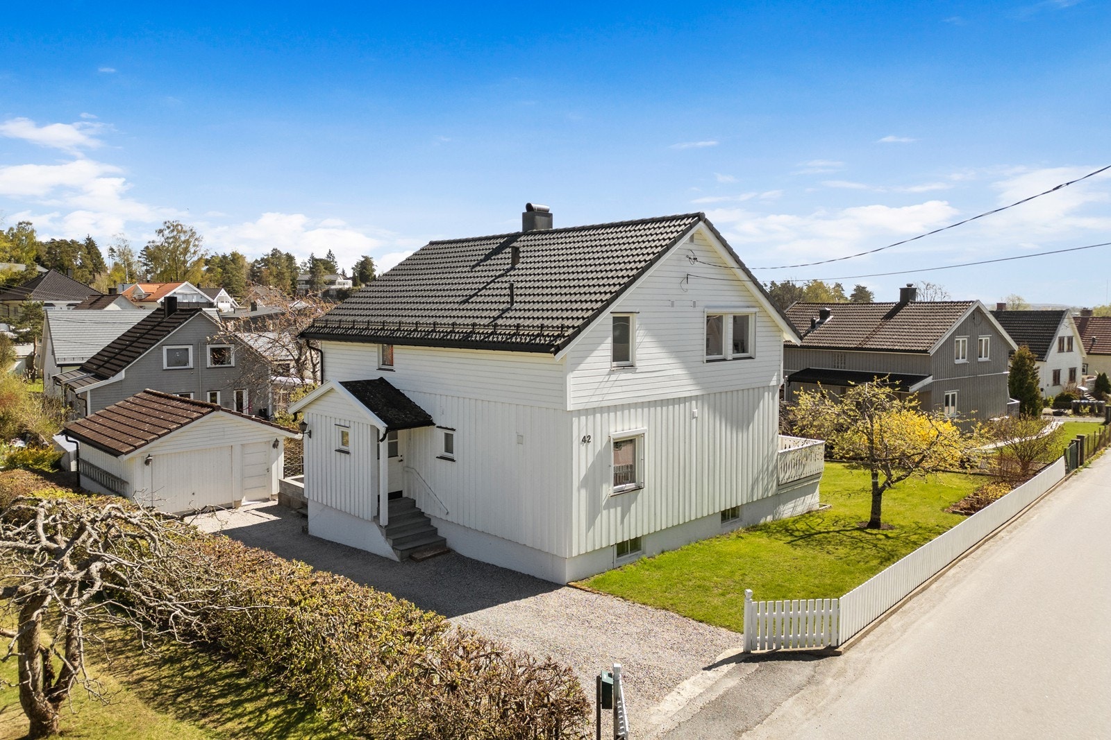 Eiendommen ligger på Øvre Lande, et veletablert og rolig boligområde preget av eneboliger og hager. Galleribilde