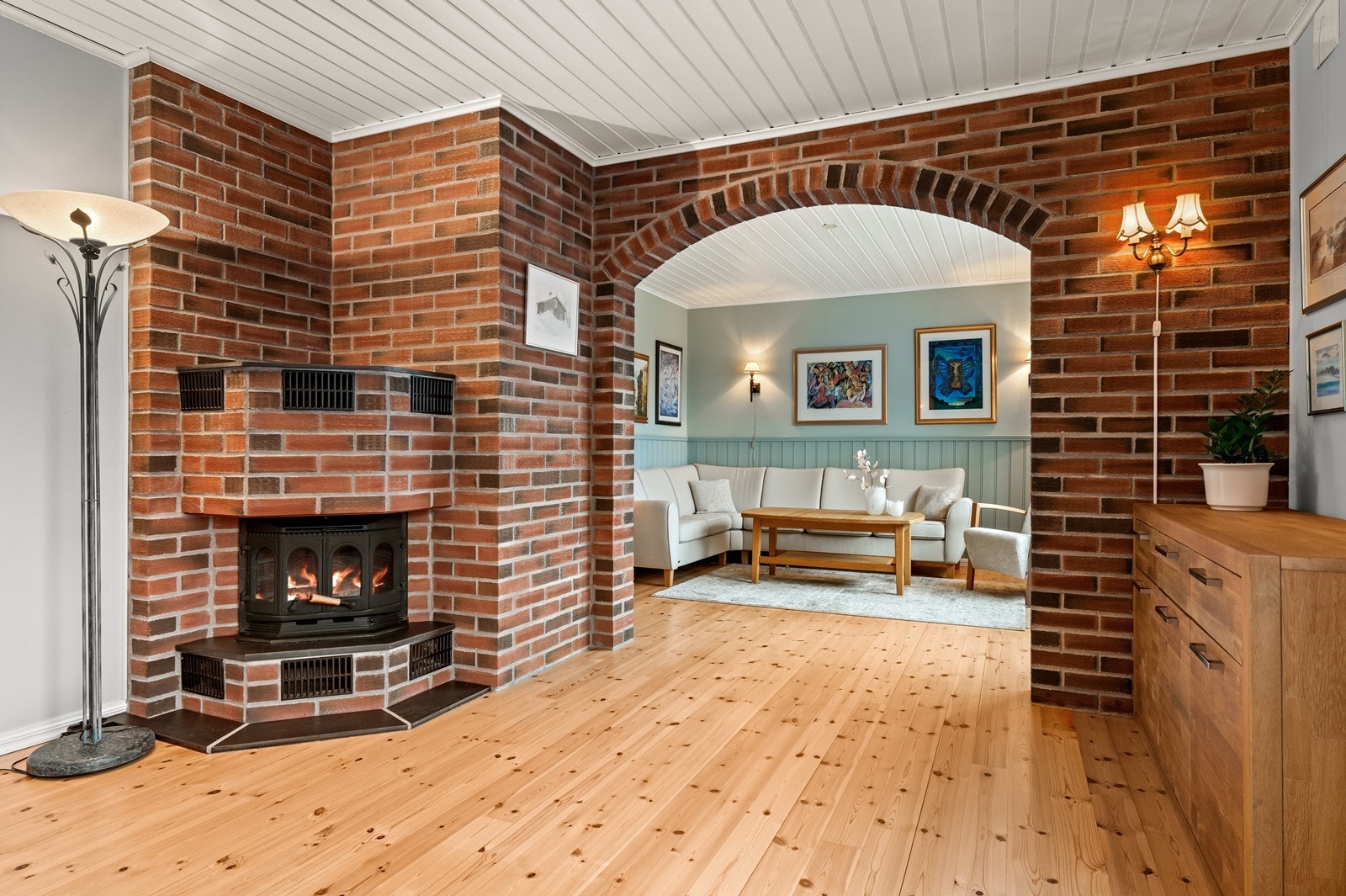 Ildsted med peisinnsats fra ca. 2000 er sentralt plassert mellom stue og spisestue. Galleribilde