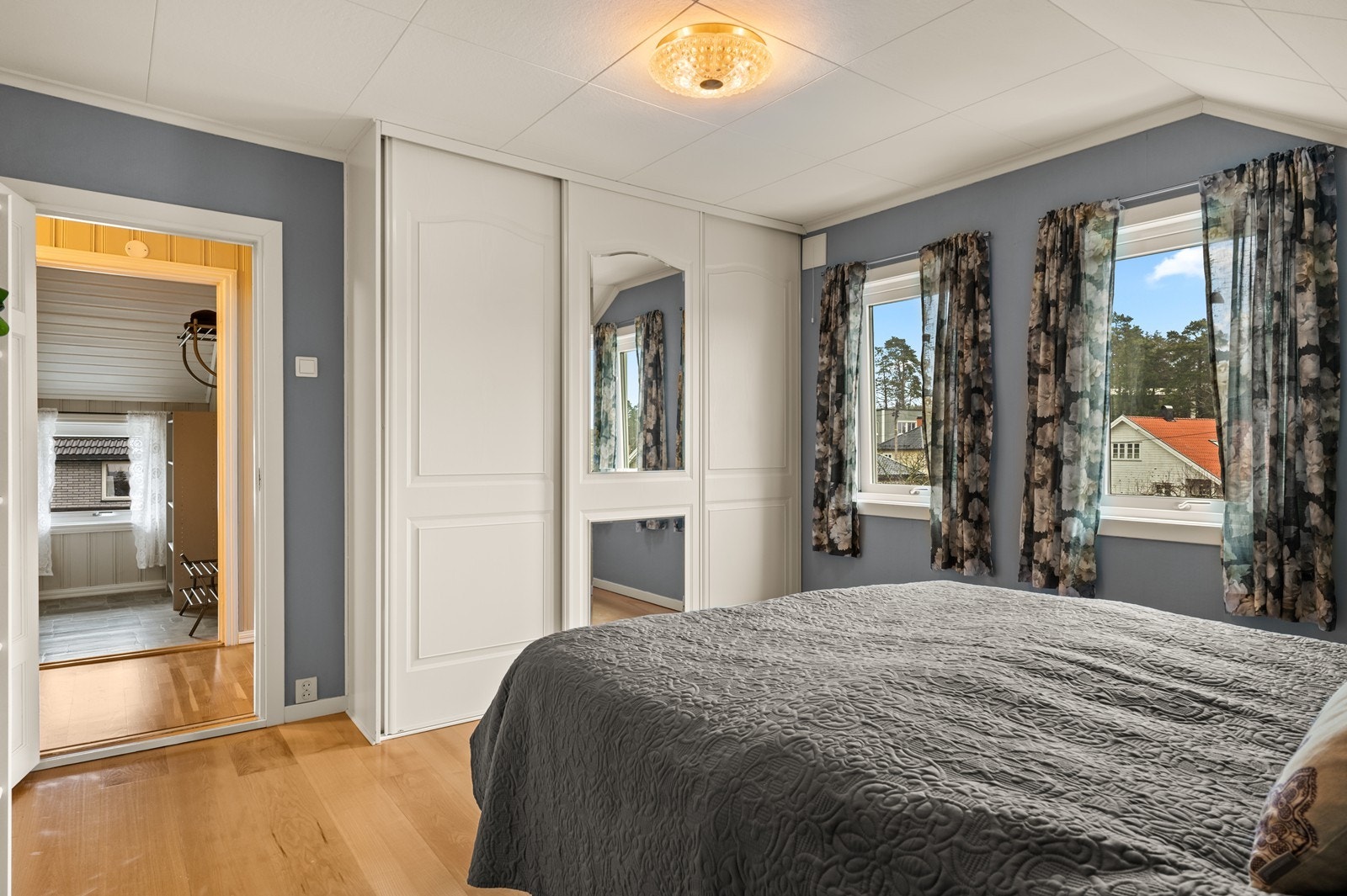 Her er det god plass til garderobeløsning. Galleribilde