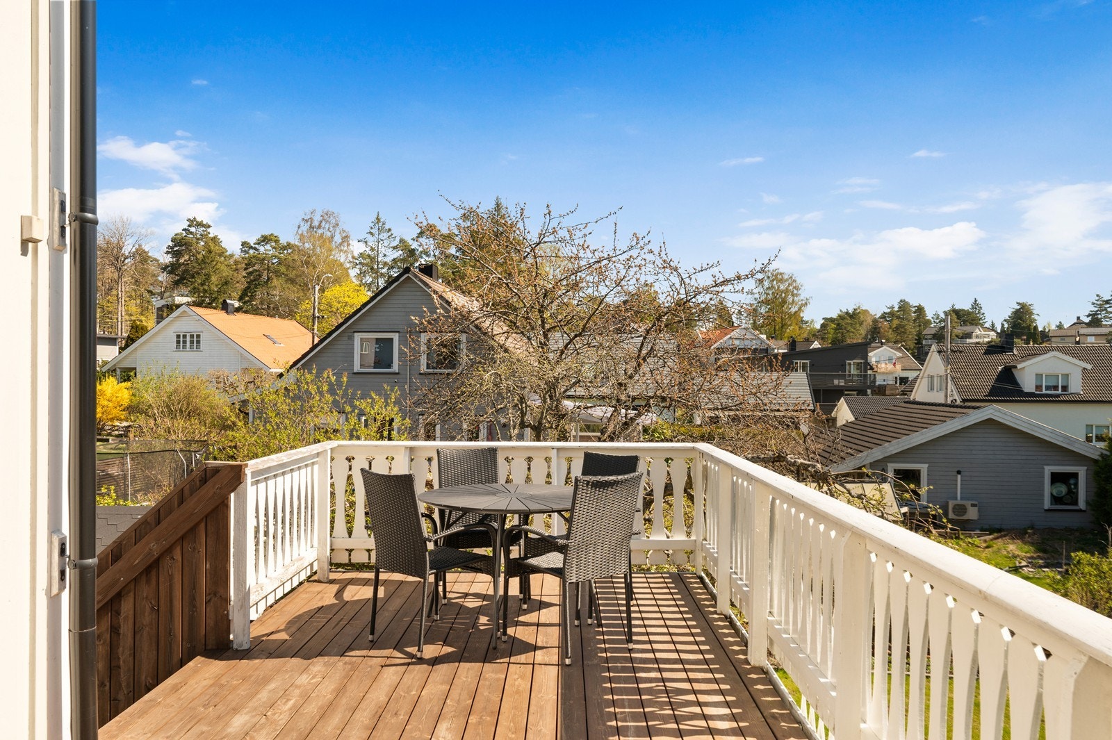 Fra spisestuen er det utgang til en romslig veranda. Galleribilde