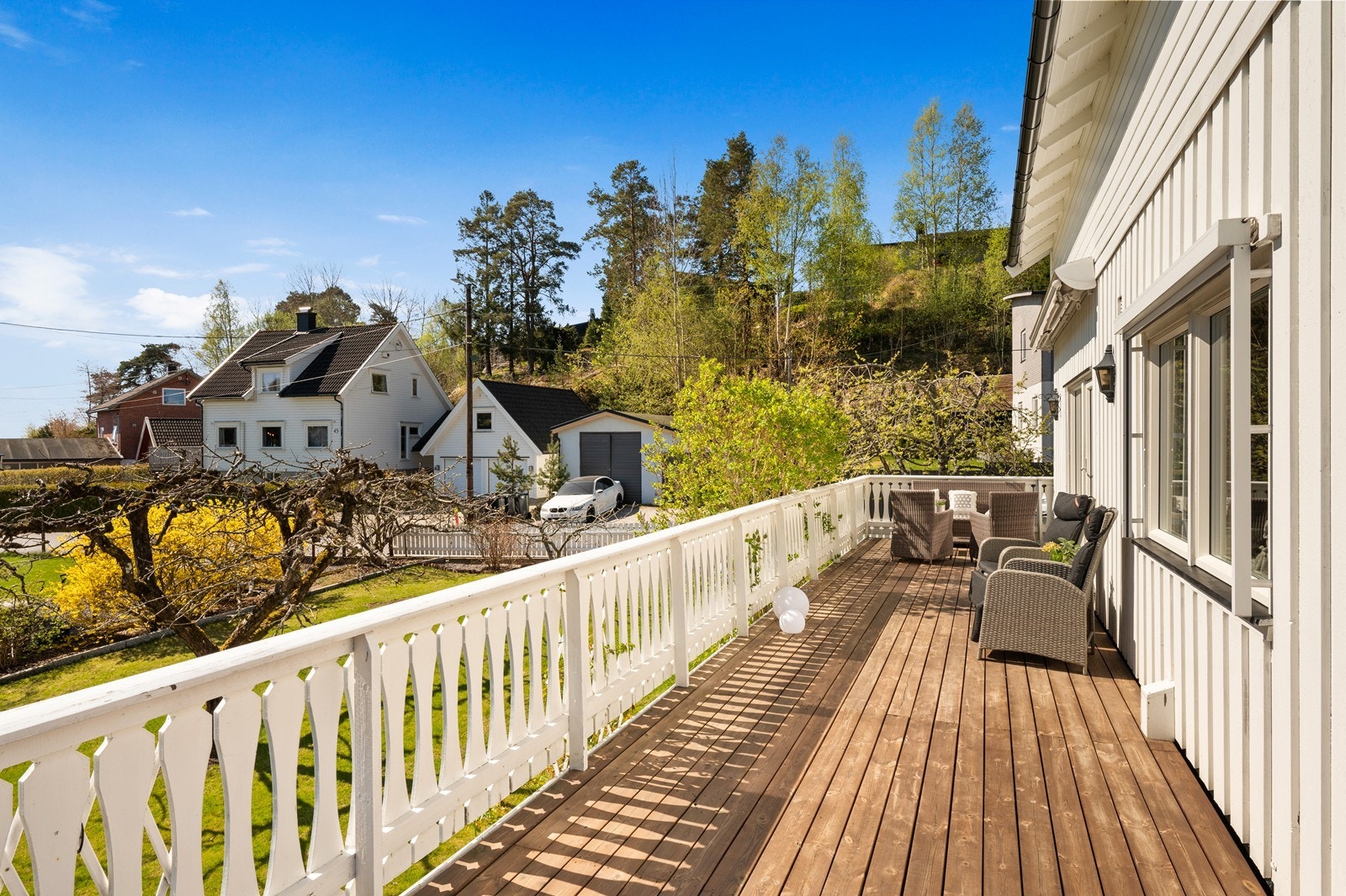 Utsikt over egen hage og nærområdet fra verandaen. Galleribilde