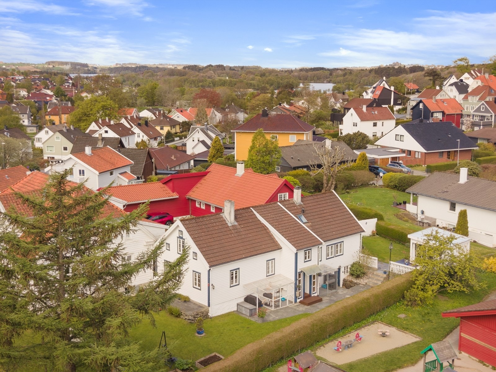 EiendomsMegler 1 Mariero Stokka/Kampen - Sjarmerende enebolig med historisk preg på Kampen | Familievennlig | 3 sov, 2 stuer, 2 peiser |