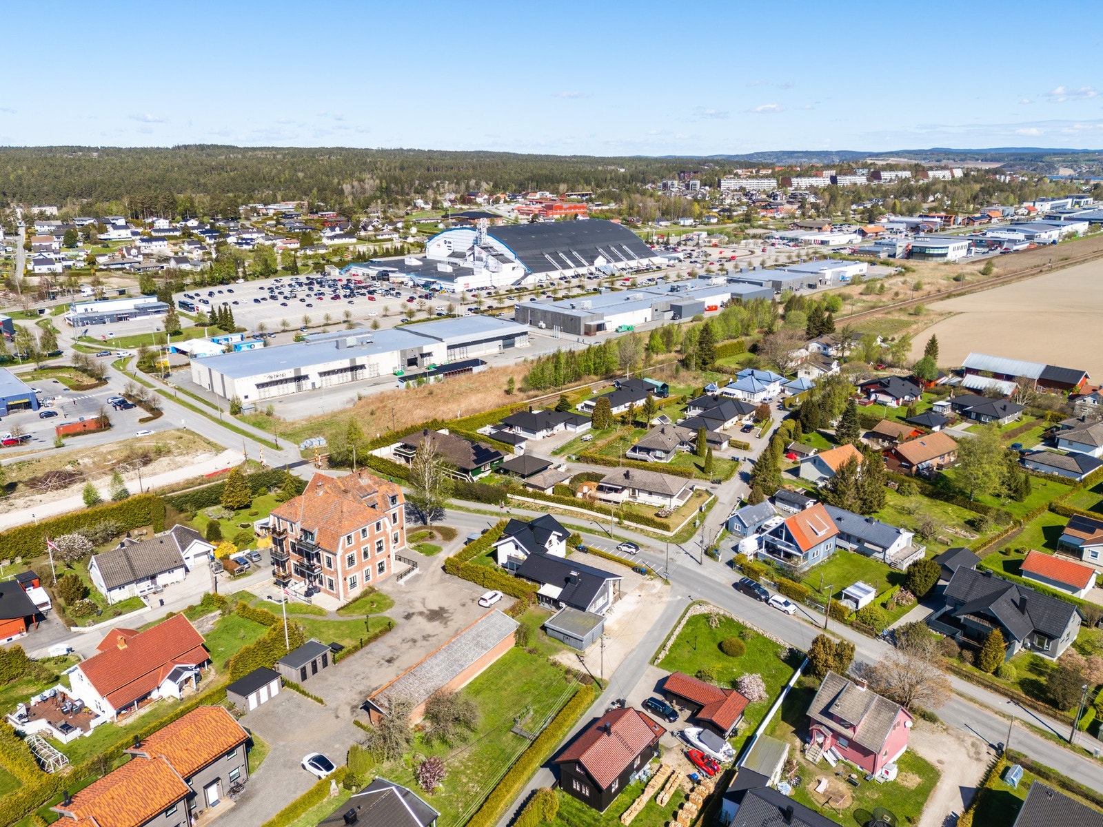 Det er gode kollektivforbindelser i området med bussholdeplass kun ca. 100 meter fra boligen. Herfra er det enkel adkomst til både Fredrikstad og Sarpsborg sentrum, samt videre forbindelser mot øvrige deler av regionen. Galleribilde