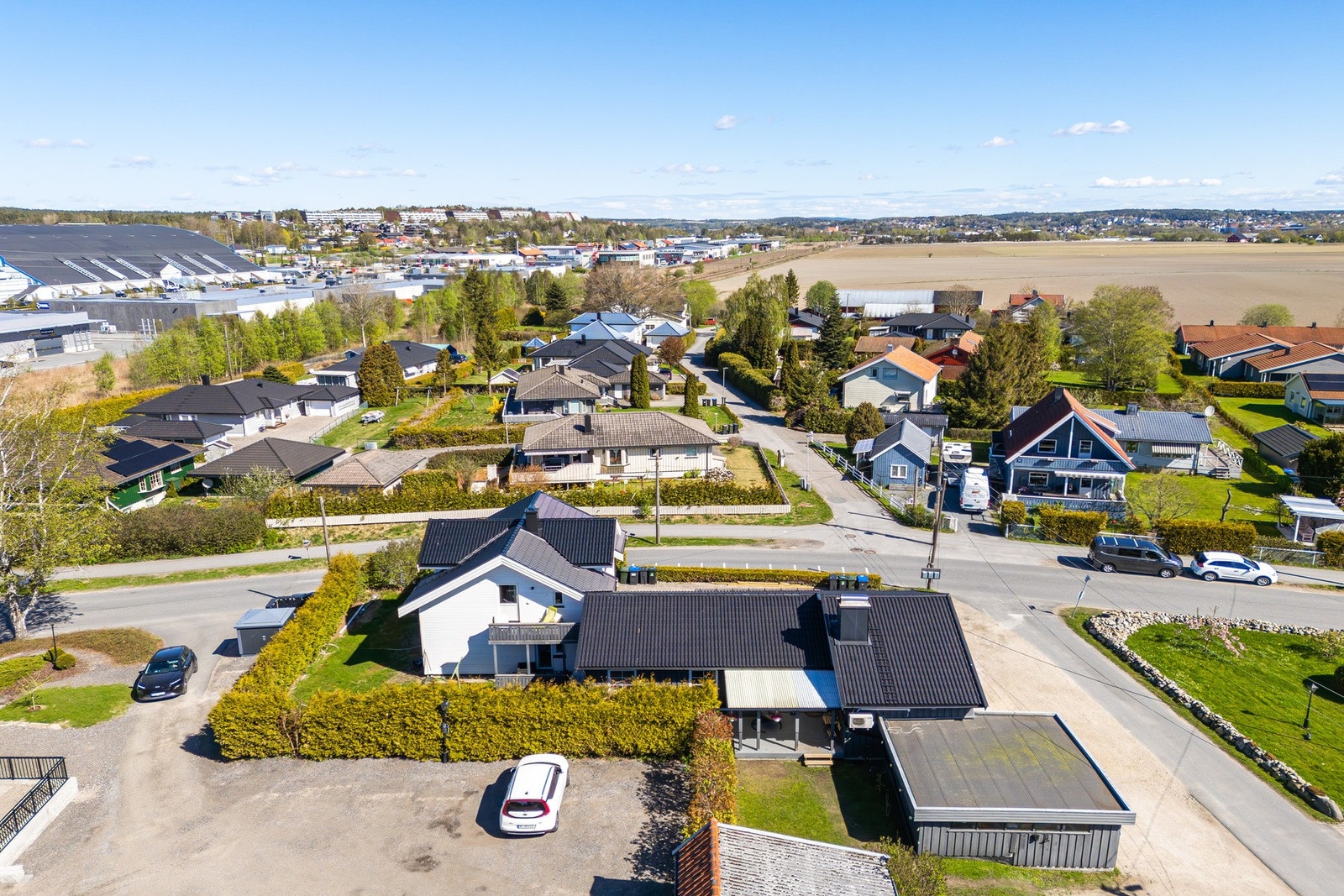 Fra boligen er det gangavstand til både barnehager, skoler, idrettsanlegg og dagligvarebutikker. Galleribilde