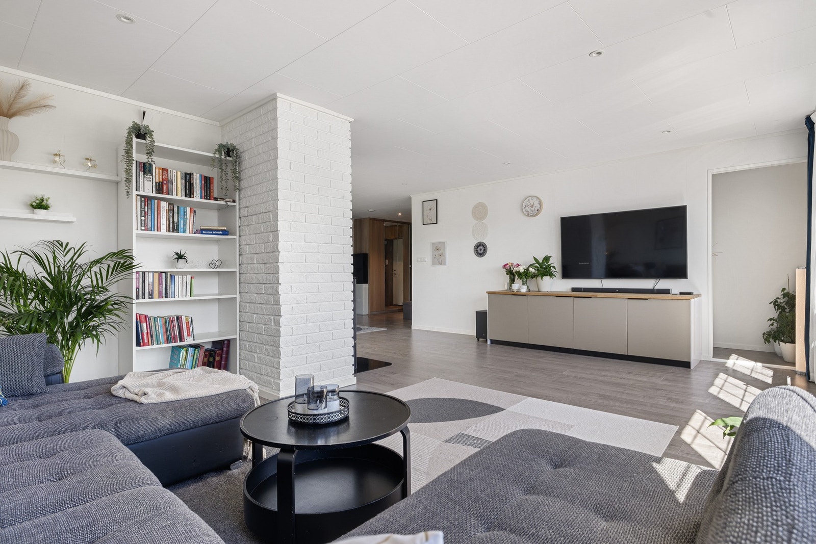 Her får du en romslig og familievennlig bolig med gode uteområder og attraktiv beliggenhet på Hauge/Rolvsøy. Galleribilde