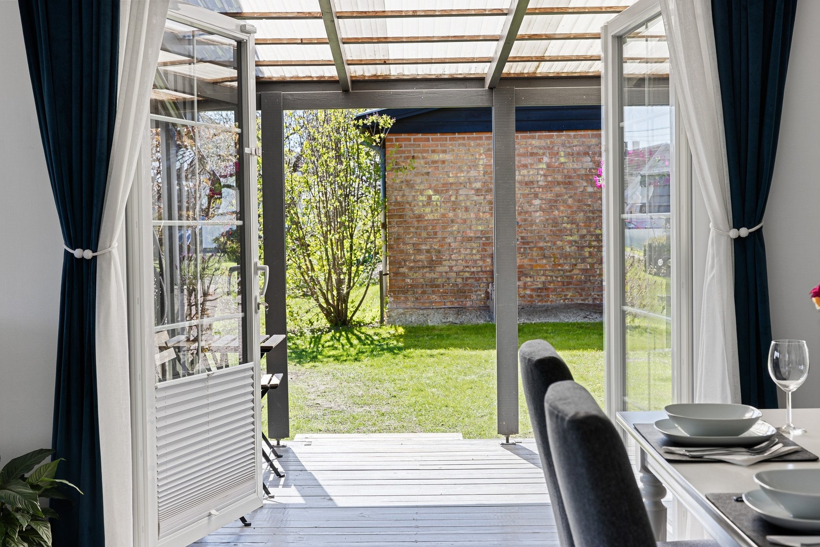 Fra stuen er det direkte utgang til en romslig terrasse på ca. 24 m² med god plass til spisegruppe, lounge og grill. Galleribilde