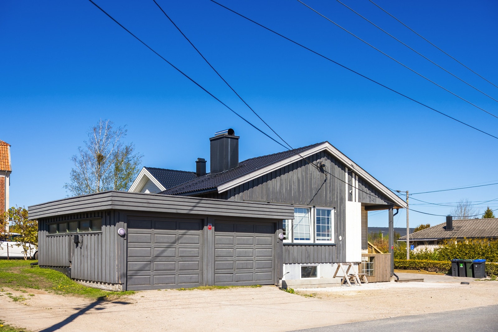 Gode påarkeringsmuligheter foran boligen og inn i garasjen. Galleribilde