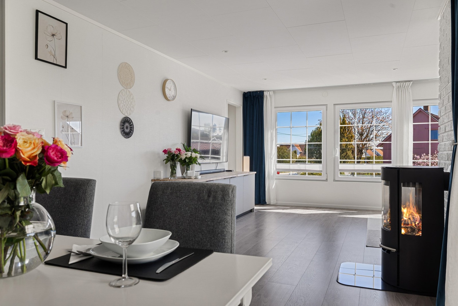 Store vindusflater slipper inn rikelig med dagslys og skaper en behagelig atmosfære i rommet. Galleribilde