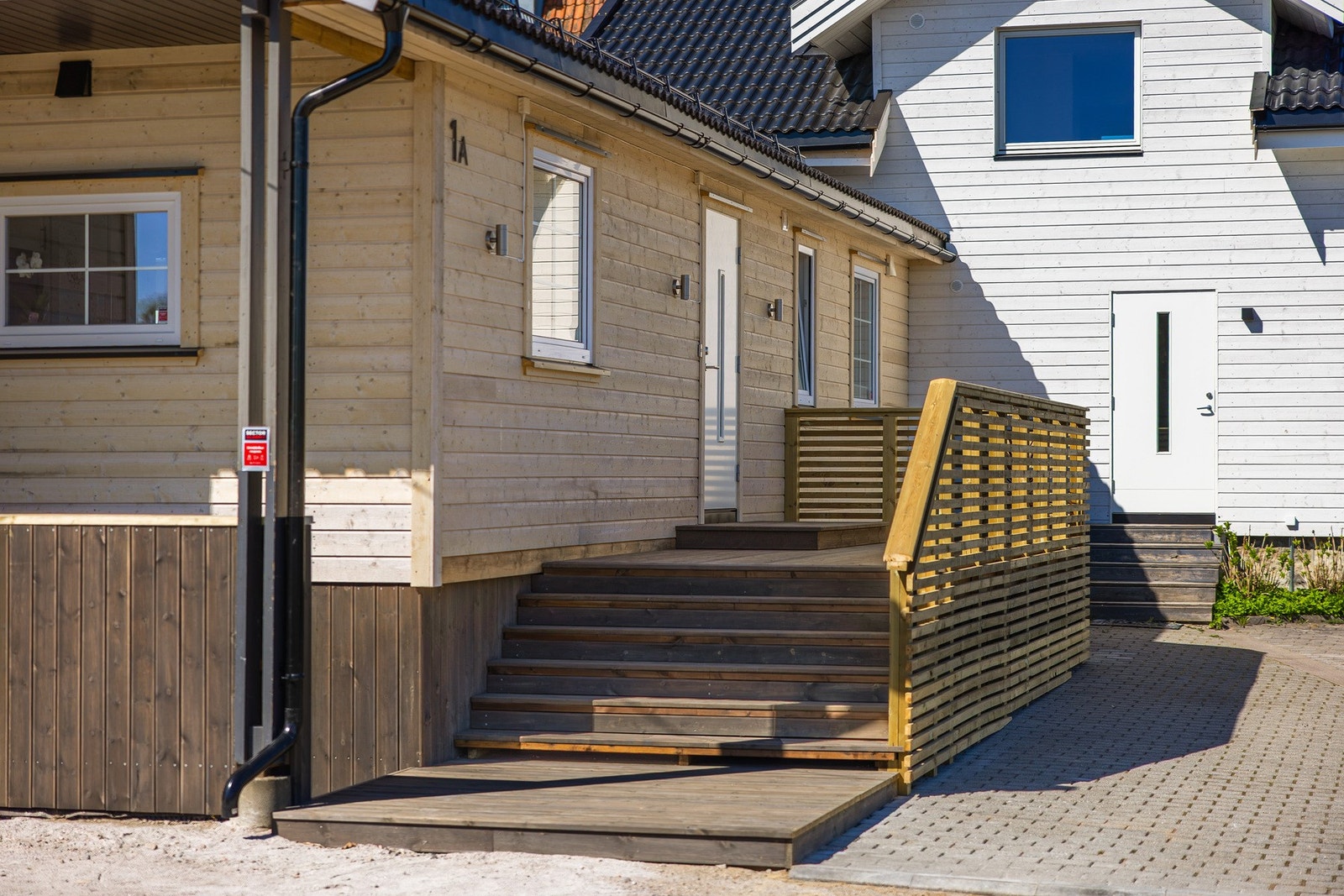 Adkomst til boligen skjer via en nordvestvendt terrasse på ca. 12 m², som gir inngangspartiet et luftig og hyggelig preg. Galleribilde