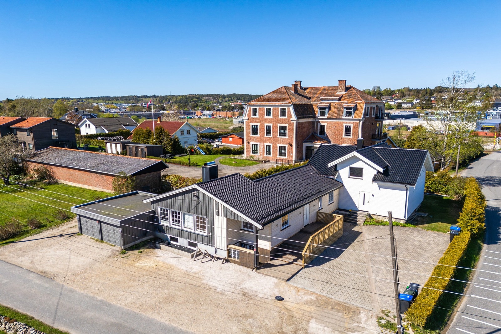 Eiendommen ligger i et etablert og attraktivt boligområde, med kort avstand til det meste man trenger i hverdagen. Galleribilde