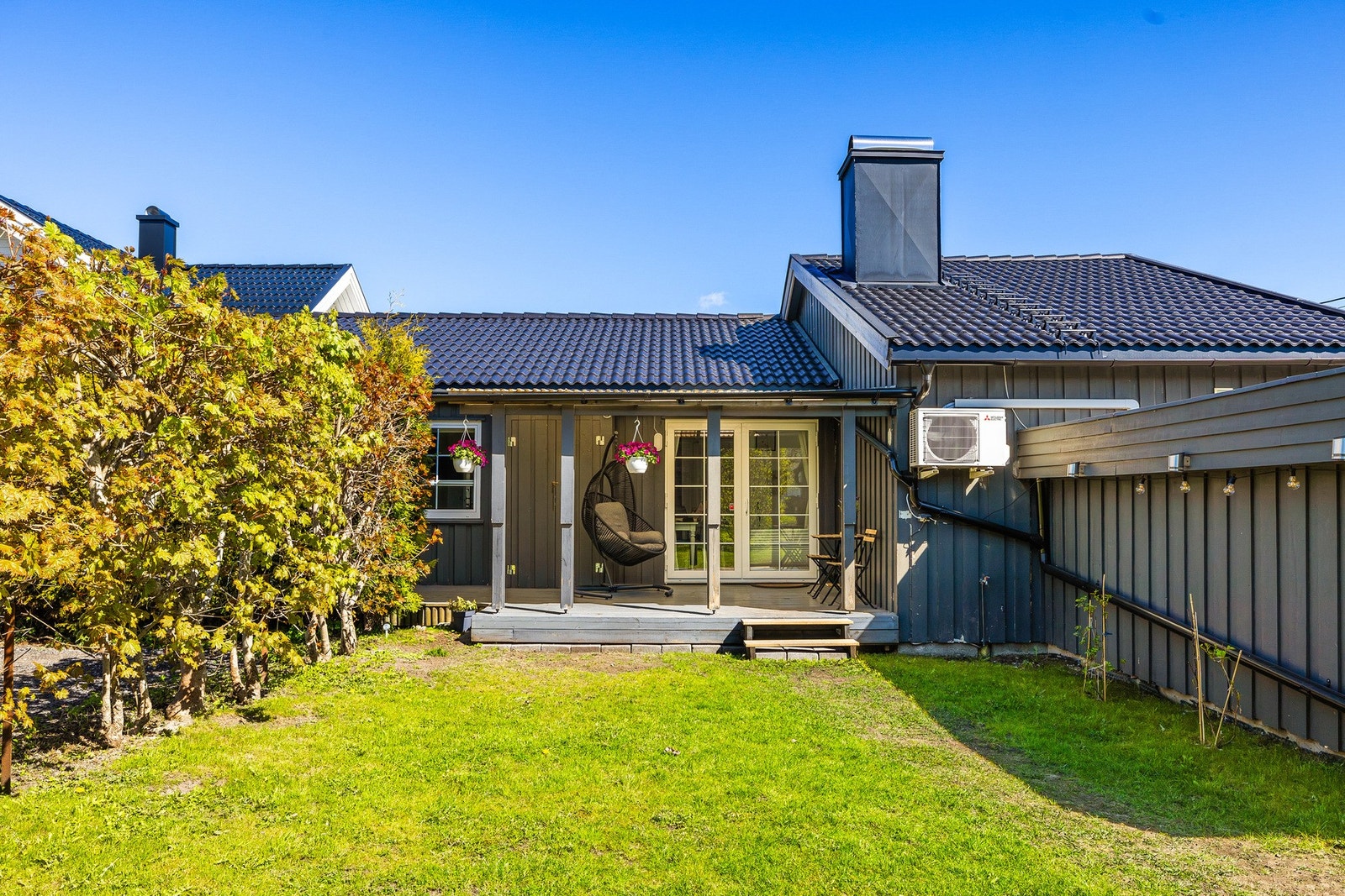 Hagen er pent opparbeidet med grøntarealer og gode soner for lek og avslapning. Galleribilde