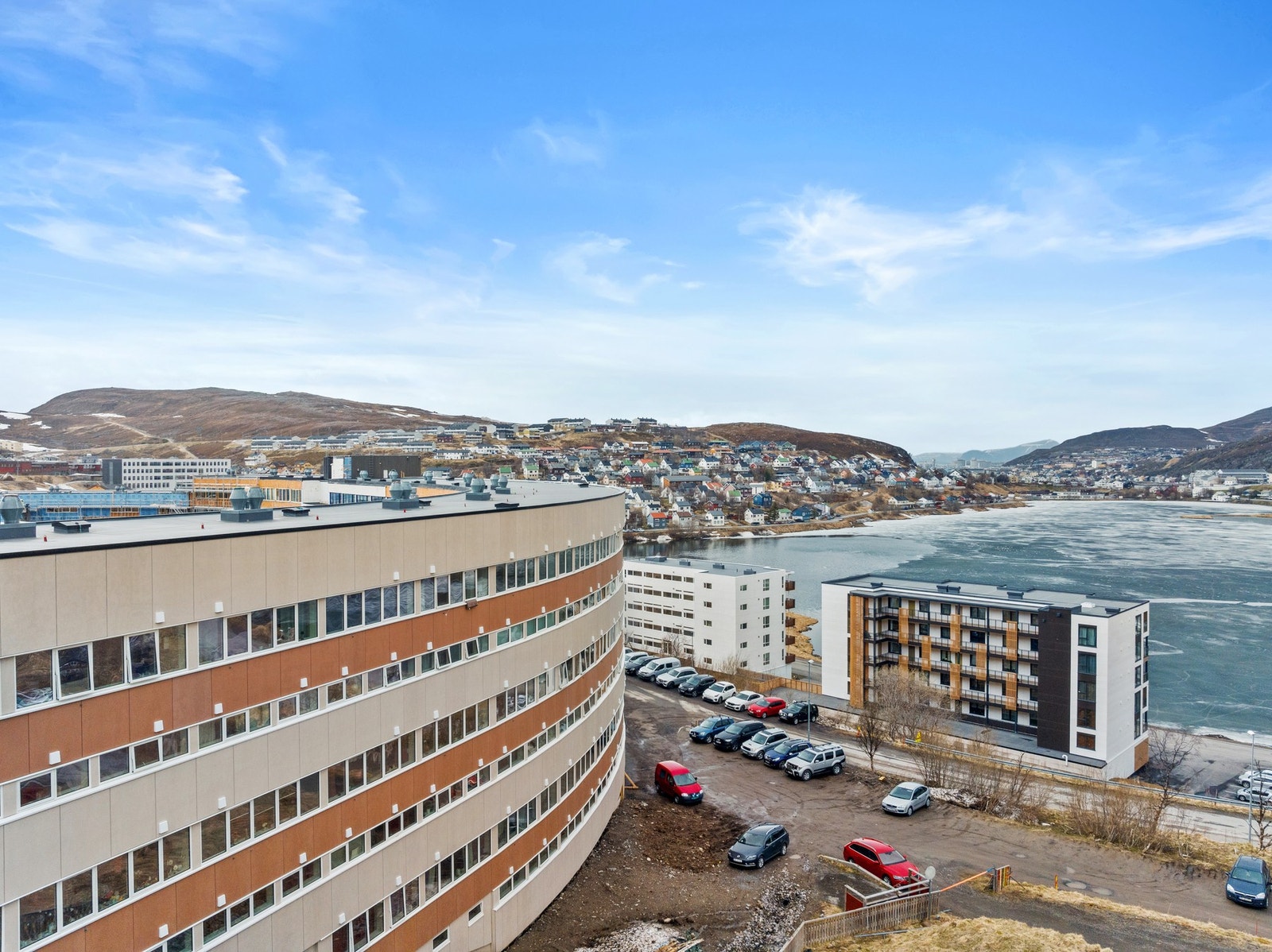 Fra leiligheten og området er det utsikt over deler av Hammerfest og Storvannet. Galleribilde