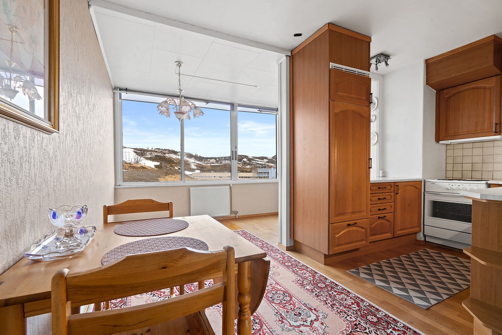 I tilknytning til kjøkkenet er det en naturlig plass for en spiseplass. Galleribilde
