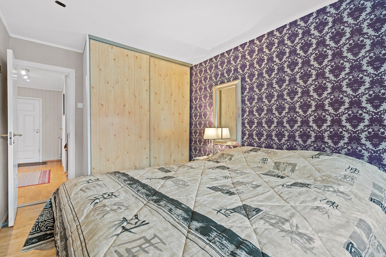 Godt med oppbevaringsplass i en stor skyvedørsgarderobe. Galleribilde