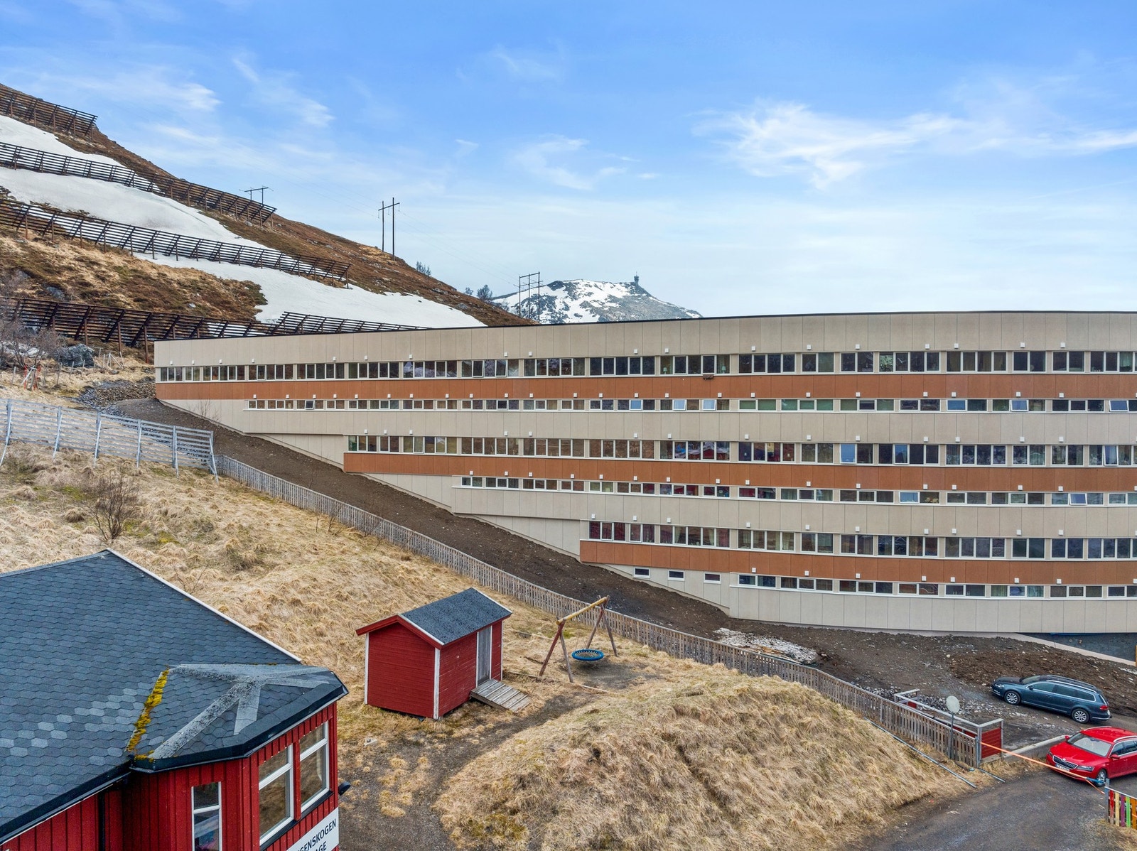 Bygget ligger i et skrånende terreng med nærhet til naturområder. Galleribilde