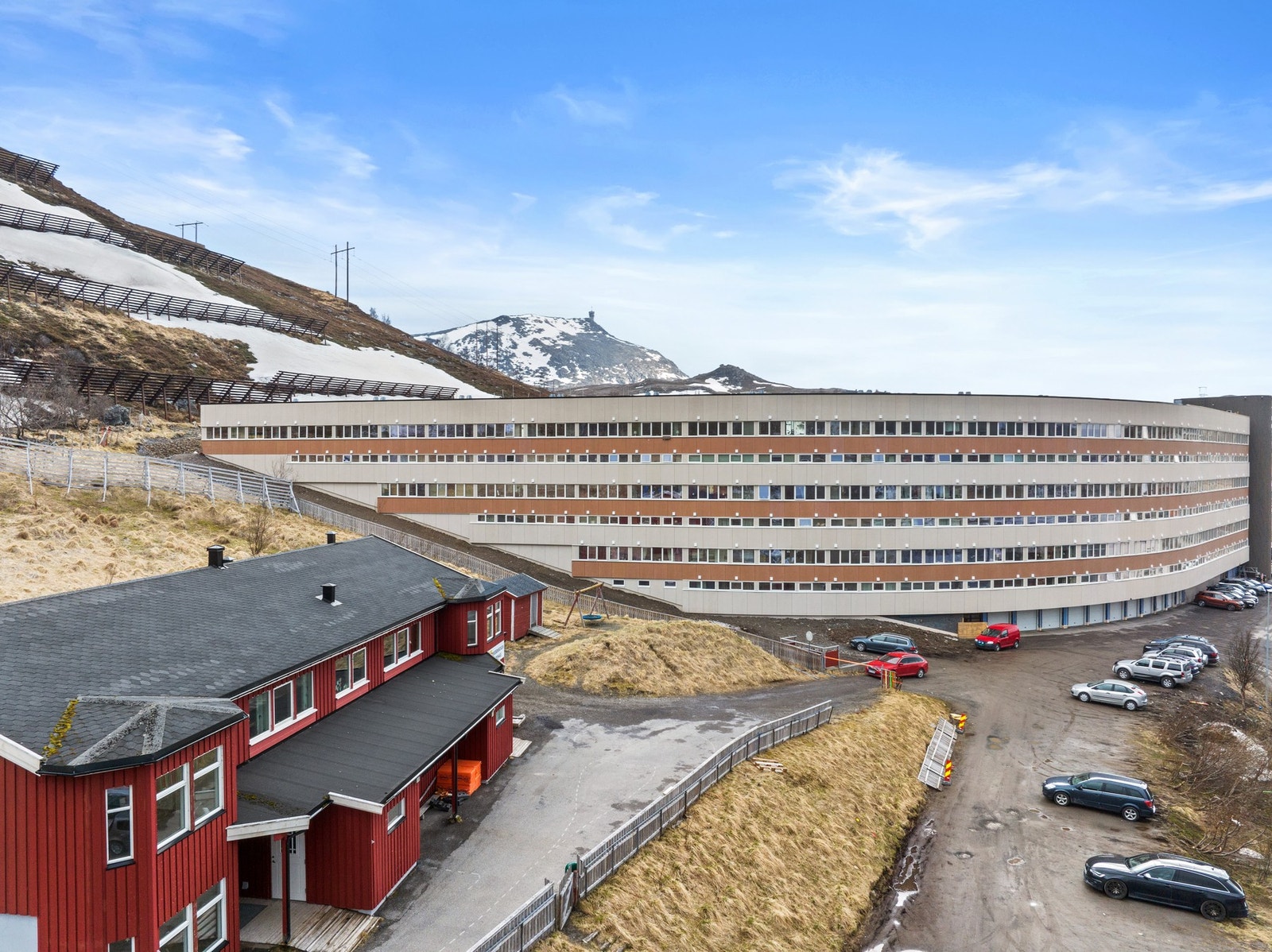 Elvestrand Borettslag har en karakteristisk buet fasade og var ved ferdigstillelsen Nord-Europas største boligblokk. Galleribilde