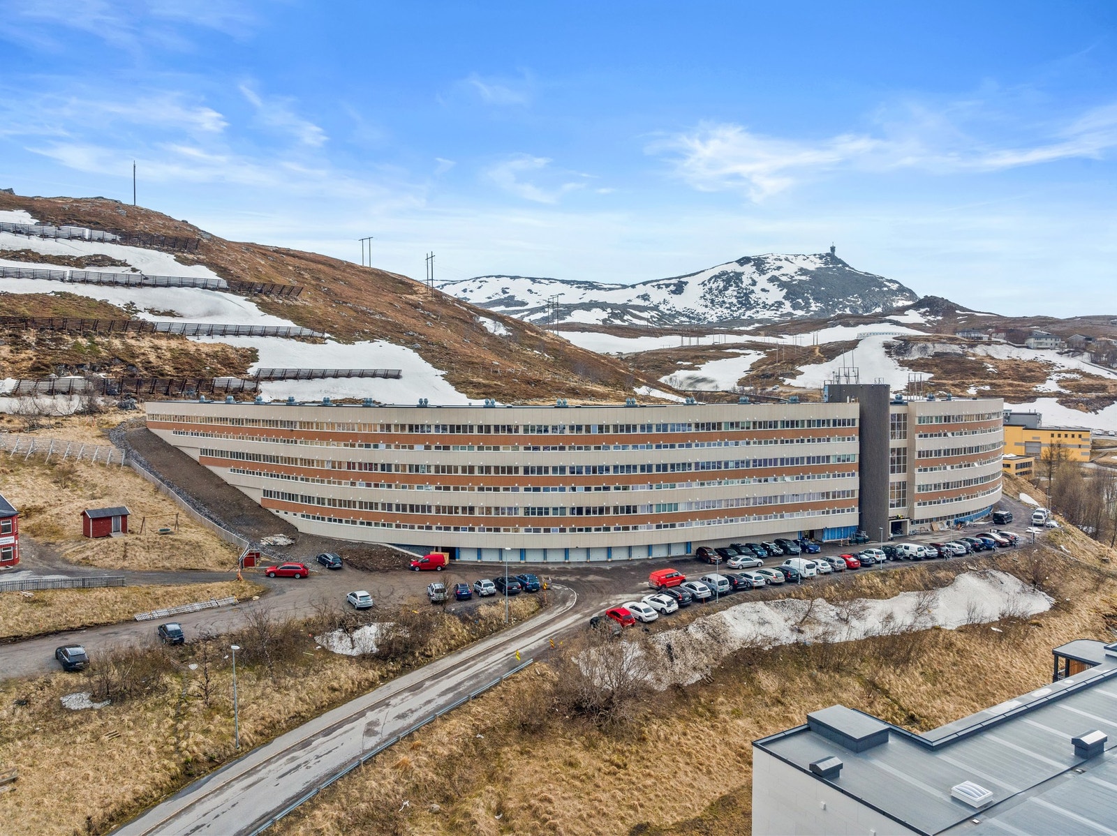Oversikt over eiendommen og den omkringliggende bebyggelsen i Hammerfest. Galleribilde