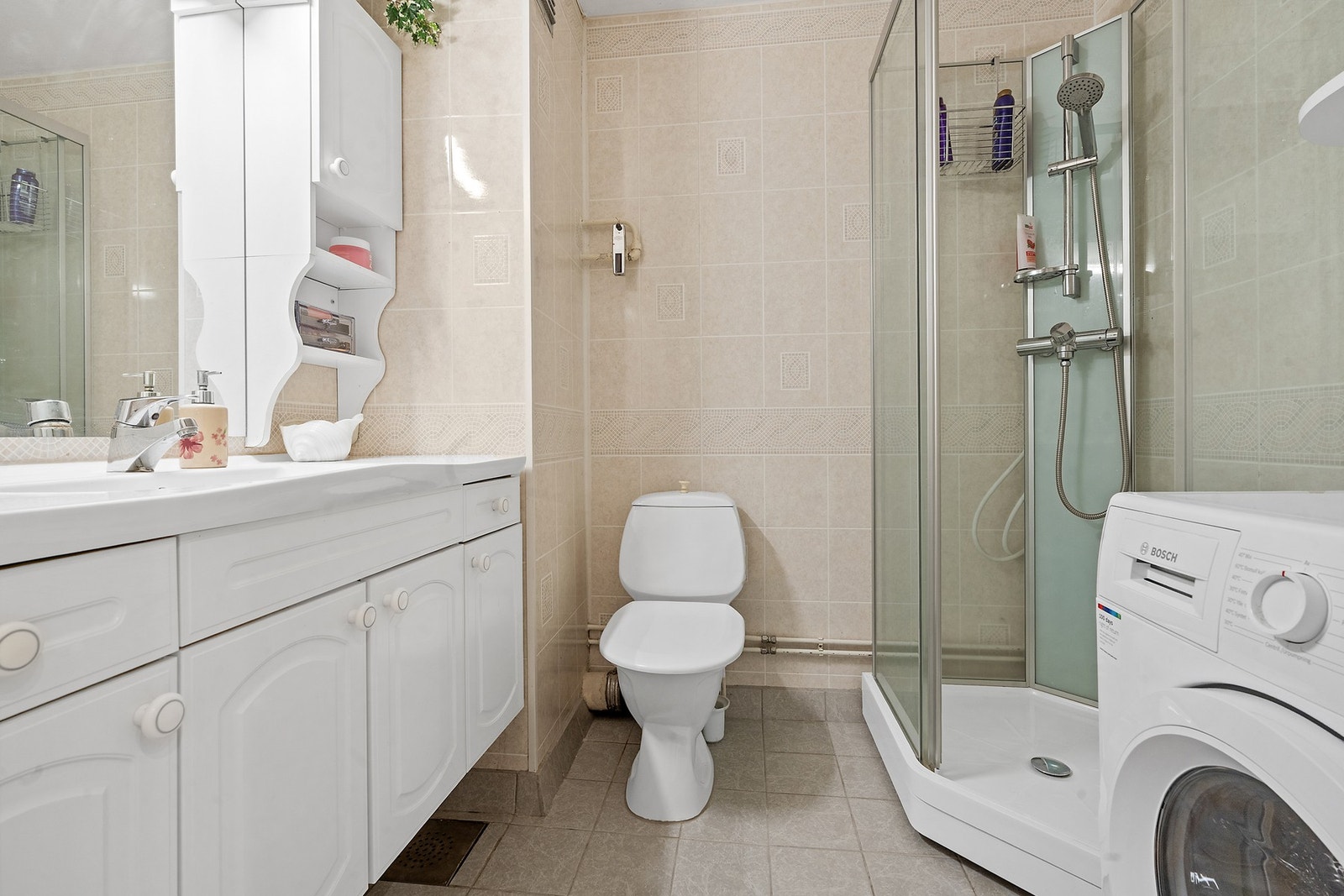 Badet i første etasje er utstyrt med dusjkabinett og har opplegg for vaskemaskin. Galleribilde
