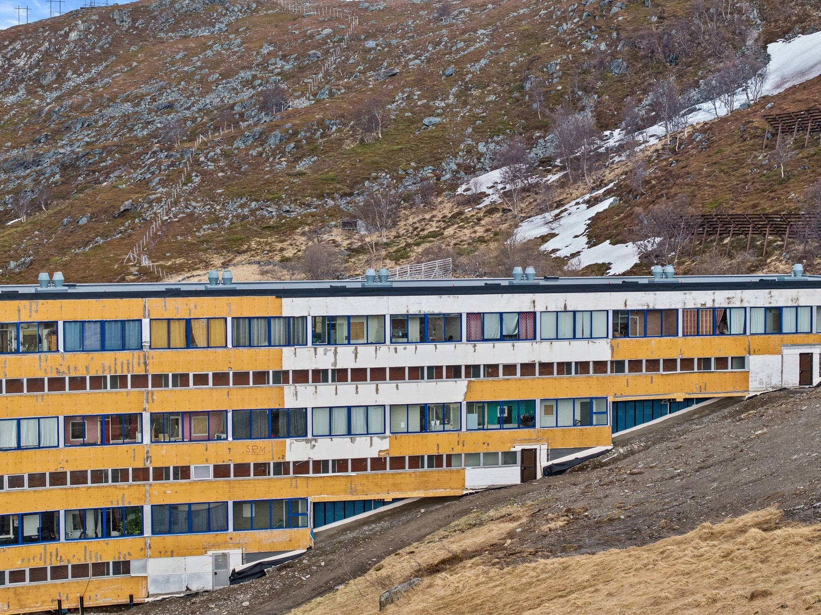 Bygget er oppført med etasjeskillere i betong. Galleribilde
