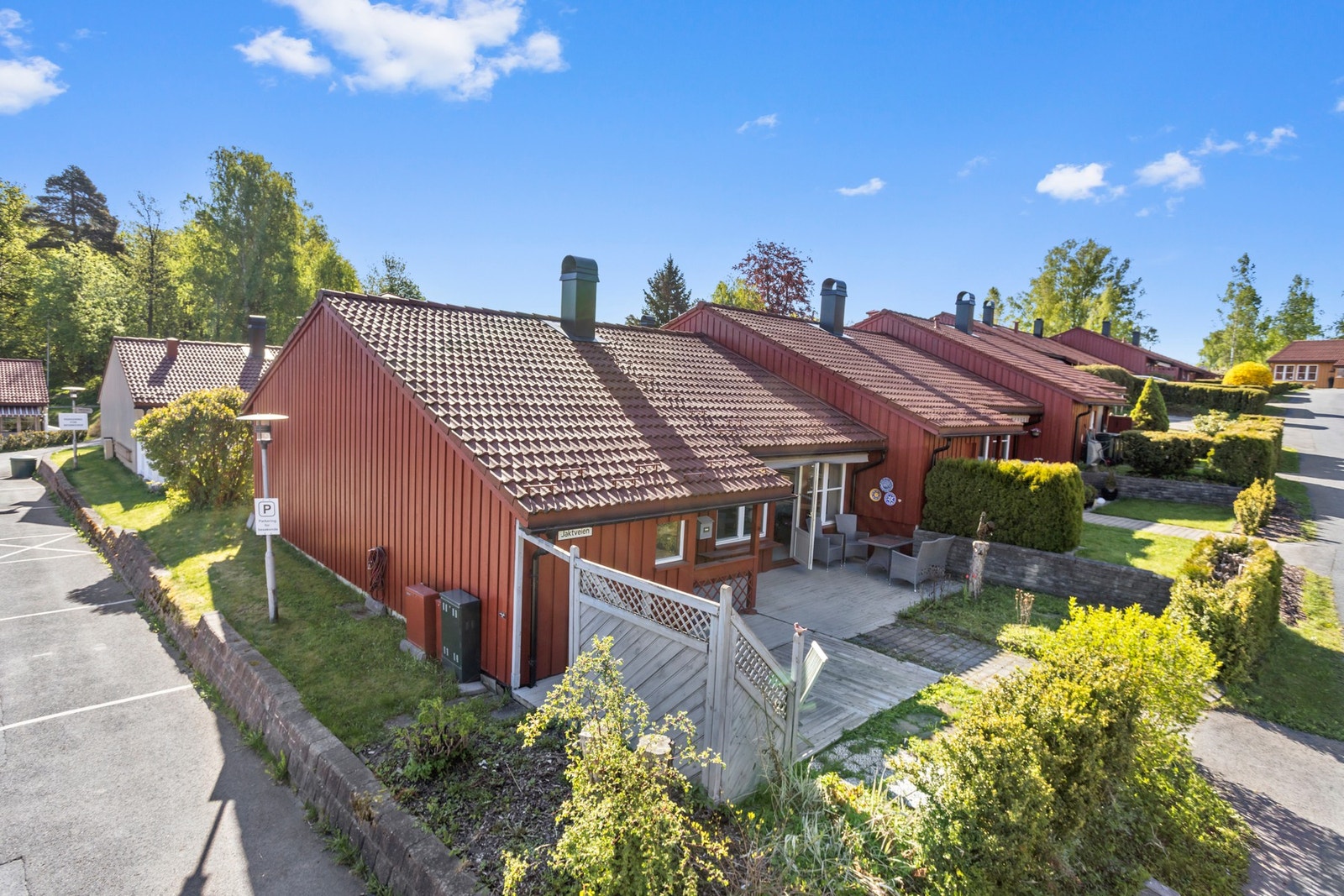 Tomt er opparbeidet med blant annet belegningsstein, plenarealer og andre forskjellige
beplantninger Galleribilde