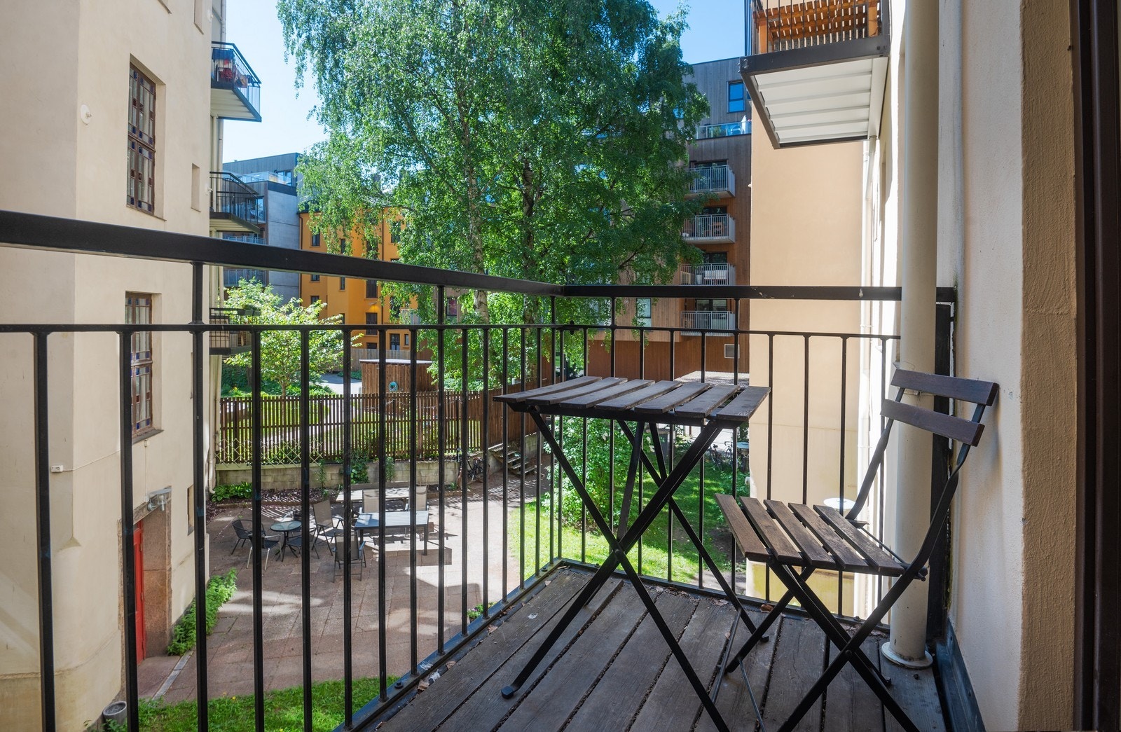 Hyggelig balkong og bakgård Galleribilde