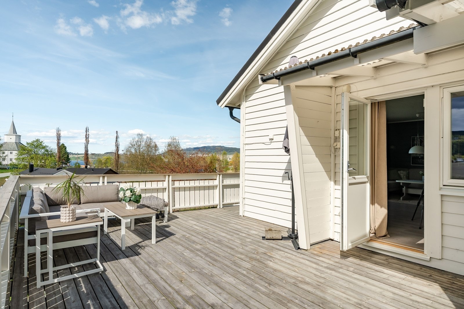 Uteplassen oppleves som en naturlig forlengelse av boligens oppholdsrom, og gir rikelig med boltreplass gjennom sommerhalvåret. Galleribilde