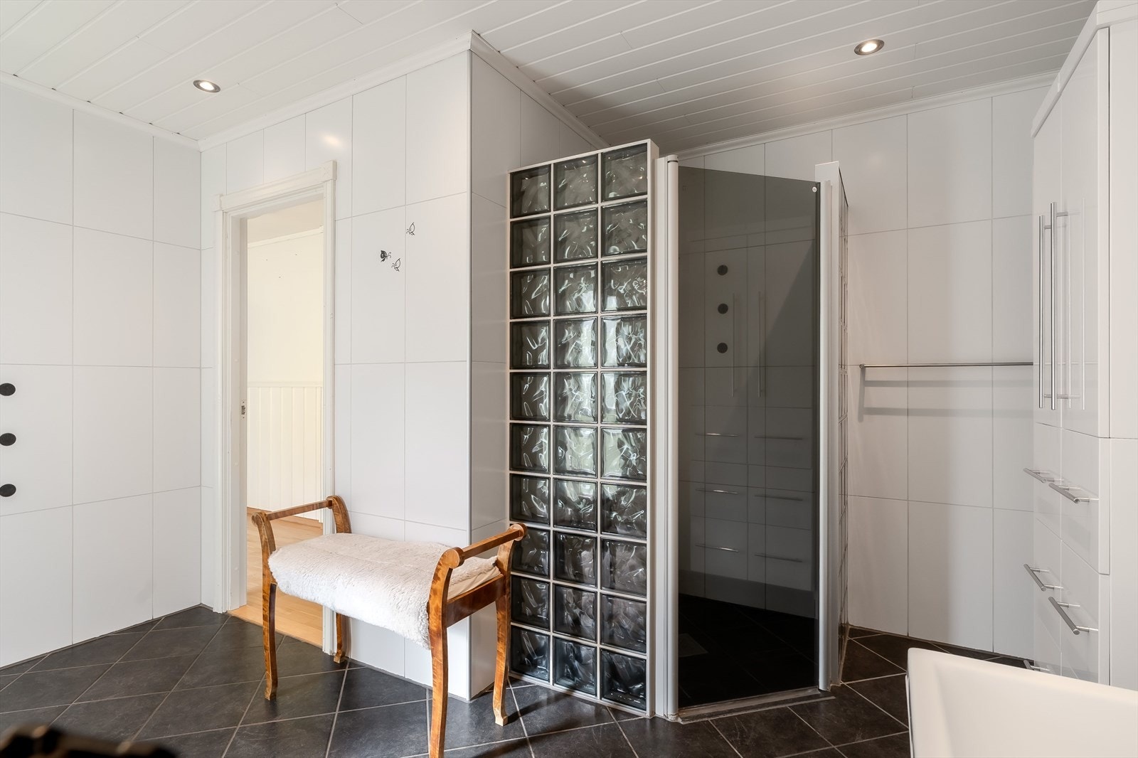 Dette er et stort og praktisk baderom med god plass rundt innredningen. Galleribilde