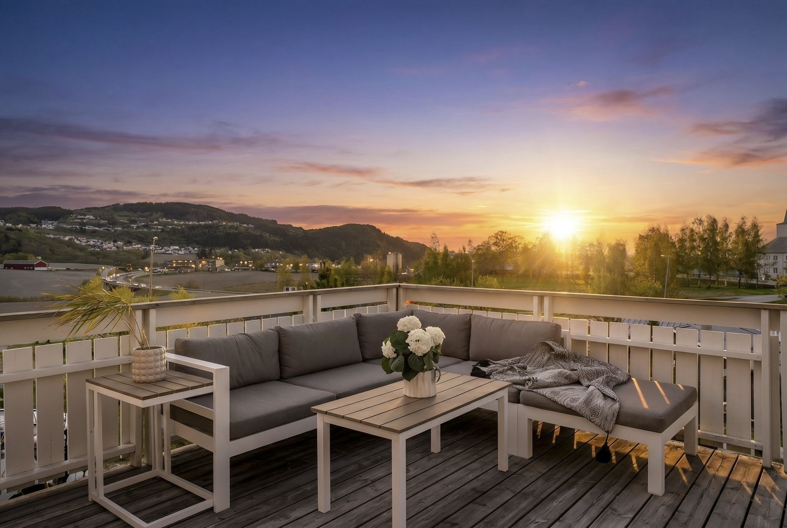 Eiendommen har en solfylt beliggenhet på Fallet i Buvika. Her har du solen fra tidlig om morgen til seint på kvelden midtsommers. Bildet er redigert ved hjelp av KI, med forbehold om feil. Foto: Vidar Alvik Galleribilde