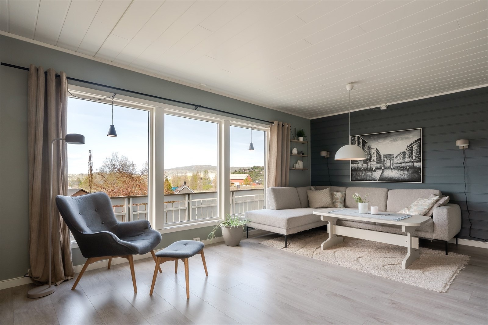 Stue og kjøkken ligger i en åpen og sosial løsning på ca. 41 m², med god plass til både sofagruppe, spisebord og TV-sone. Galleribilde
