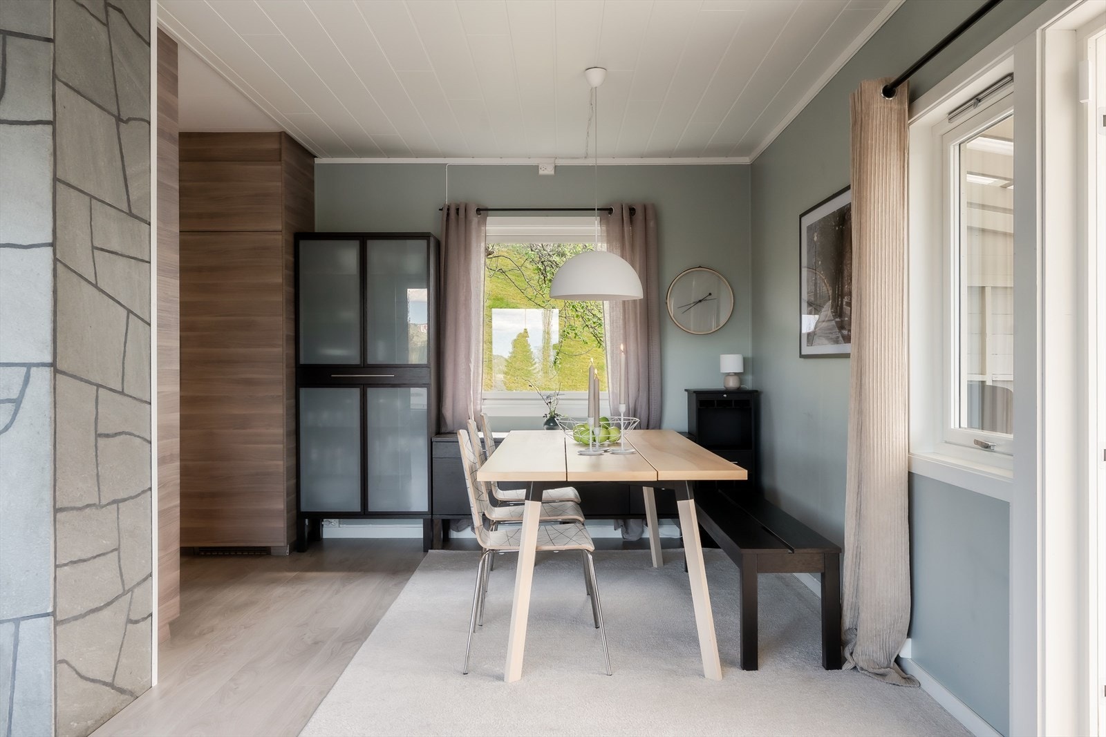 Spiseplassen ligger naturlig mellom kjøkken og stue, og gjør hovedetasjen til en svært funksjonell og sosial oppholdssone. Galleribilde