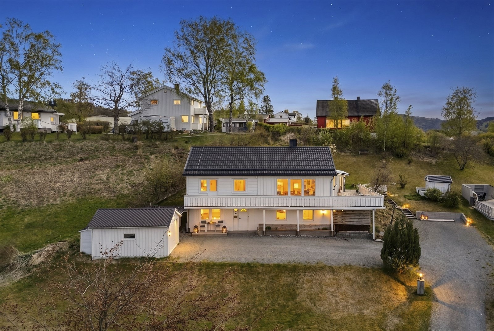 Her bor man tett på naturen, i gangavstand til sjøen, busstopp med hyppige bussavganger til Trondheim/Orkanger og fine turmuligheter. Bildet er redigert ved hjelp av KI, med forbehold om feil. Foto: Vidar Alvik Galleribilde