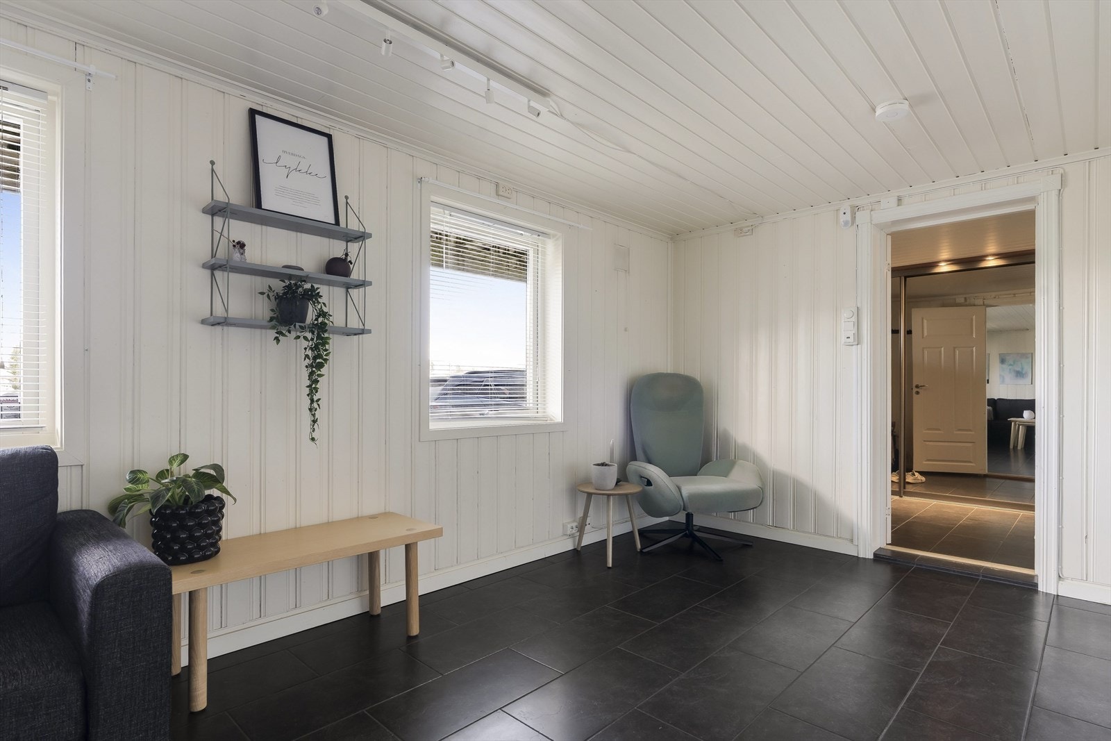 Rommet har varmekabler i gulv og vedfyring, og fungerer fint som en ekstra TV-stue, hobbyrom eller disponibelt areal. Galleribilde