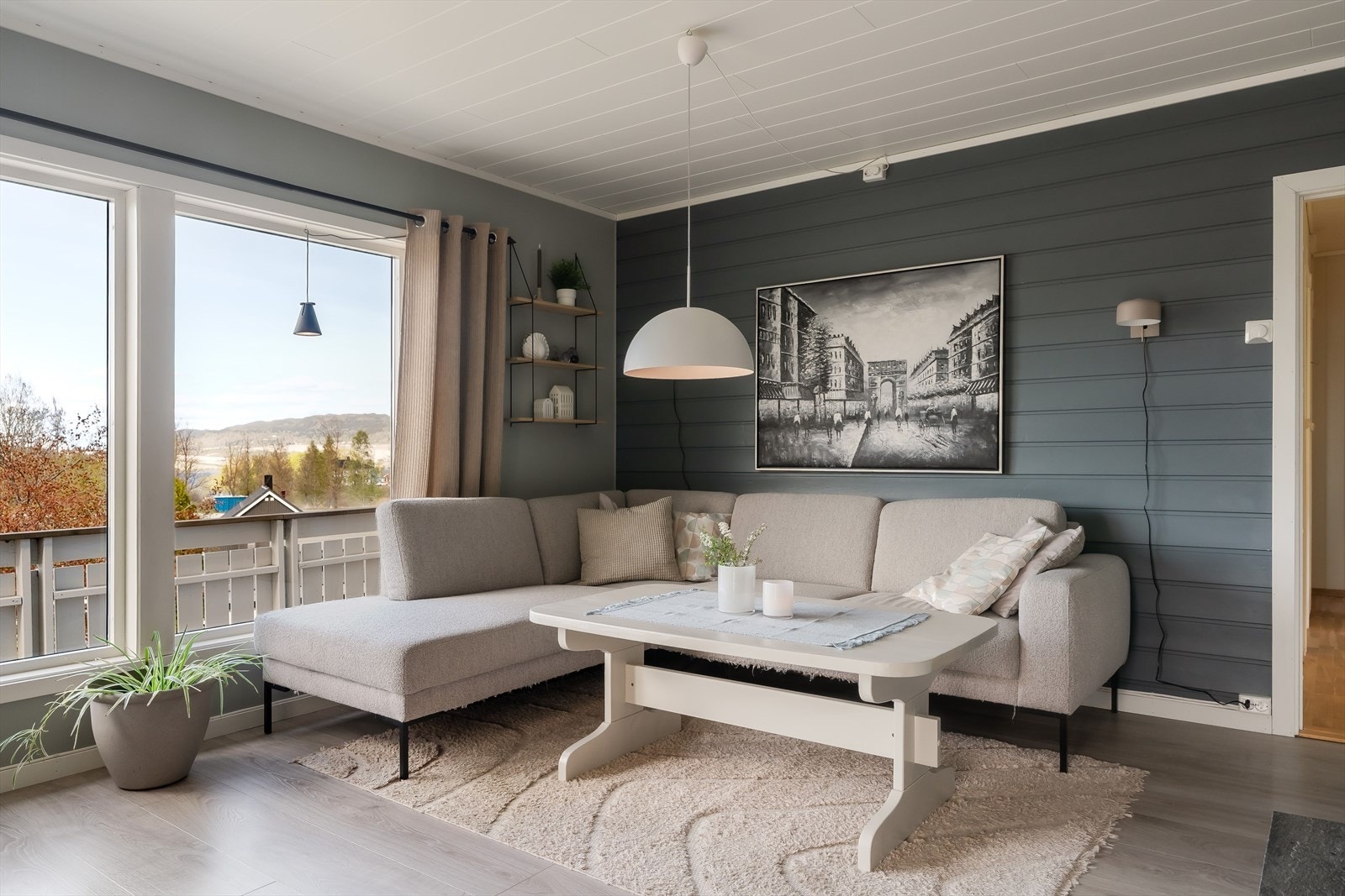 Rommet har store vindusflater som slipper inn rikelig med dagslys og gir flott utsyn mot nærområdet, grøntområdene og videre mot Buvika. Galleribilde