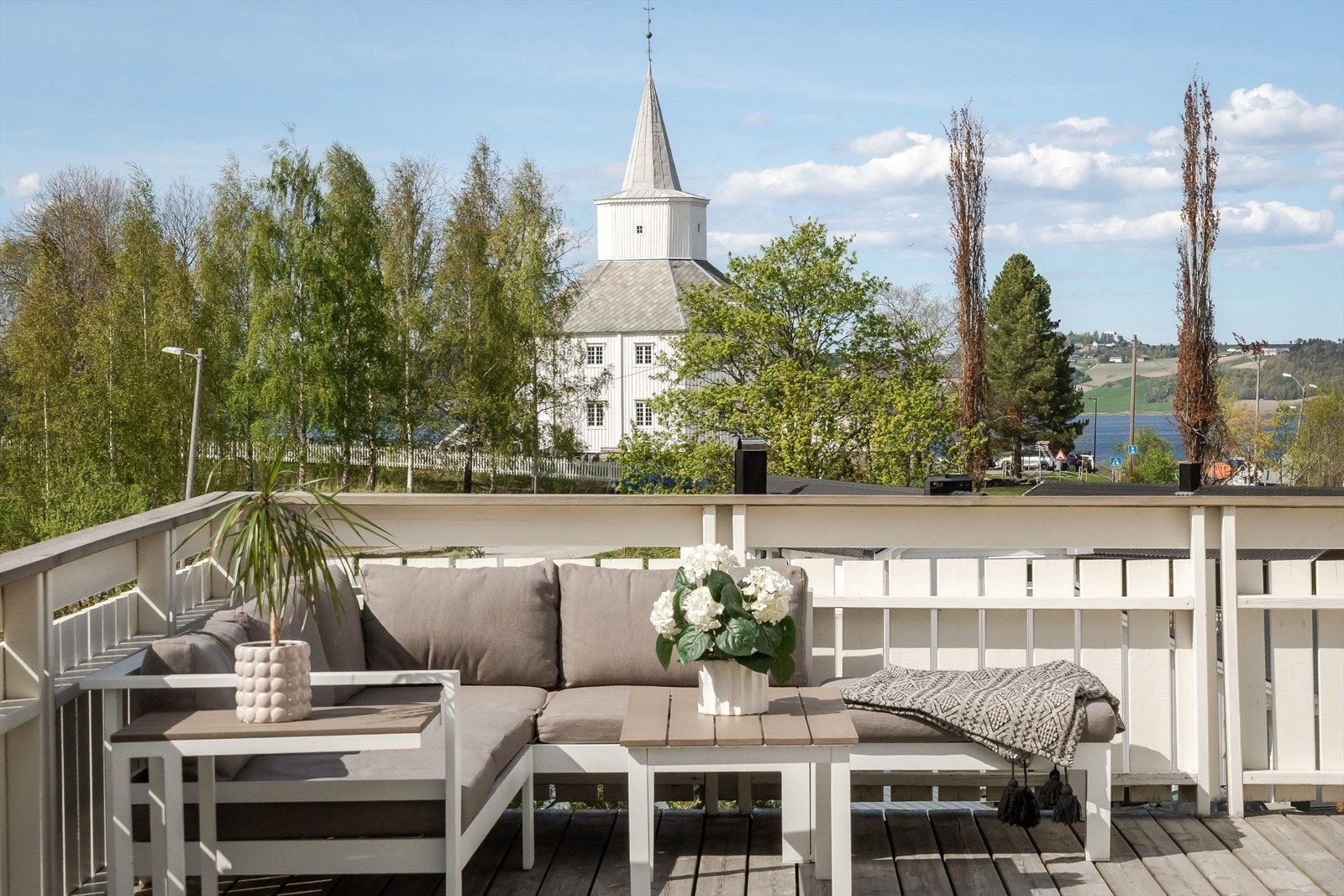 Terrassen ligger fint til med gode solforhold og utsyn mot Buvik kirke, Buvik sentrum og man skimter Buvikbukta. Galleribilde